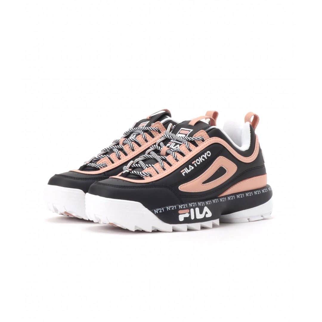 のインスタグラム：「//PICK-UP TREND// 『N°21 × FILA』コラボから届いたエール どんな時も、自分らしく、あるがままに生きたい  『N°21（ヌメロヴェントゥーノ）』2020 AW開幕のテーマは、“ Be Yourself ”。スポーツブランド『FILA（フィラ）』とのコラボレーションで勢いよくスタートダッシュを決めた。ひとつのメッセージを携えて。  #pick_up_trend の記事は @stripedepartmentよりご覧いただけます。  #pick_up_trend #ストデパwomen﻿ ﻿ #ストデパ #ストライプデパートメント #stripedepartment﻿ #N21XFILA  #numeroventuno #N21 #fila」