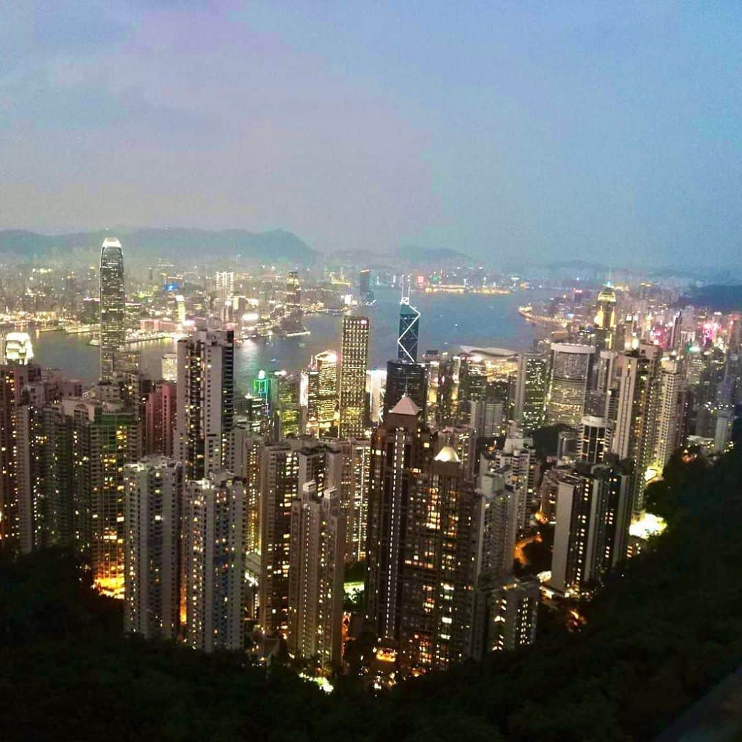 中谷あすみさんのインスタグラム写真 - (中谷あすみInstagram)「おはようございます🙌  暫くは海外旅行に行けない日々が続いているけど、行けるようになったら行きたい所の１つは香港🇭🇰 香港と言ったら百万ドルの夜景。 ヴィクトリアピークから夜景を眺めたい🌃 それから香港ディズニーにも行ってみたいなぁ✨ 水上ディナーやショーも見にいきたい🌟 良ければみんなも香港の自慢の写真とかあったらシェアしてね☺︎  #DiscoverHongKong #HongKong #Love #travelwithkkday#旅行好きな人と繋がりたい #香港 #ヴィクトリアピーク #百万ドルの夜景 #海外旅行#pr」8月22日 9時37分 - asumi_naa