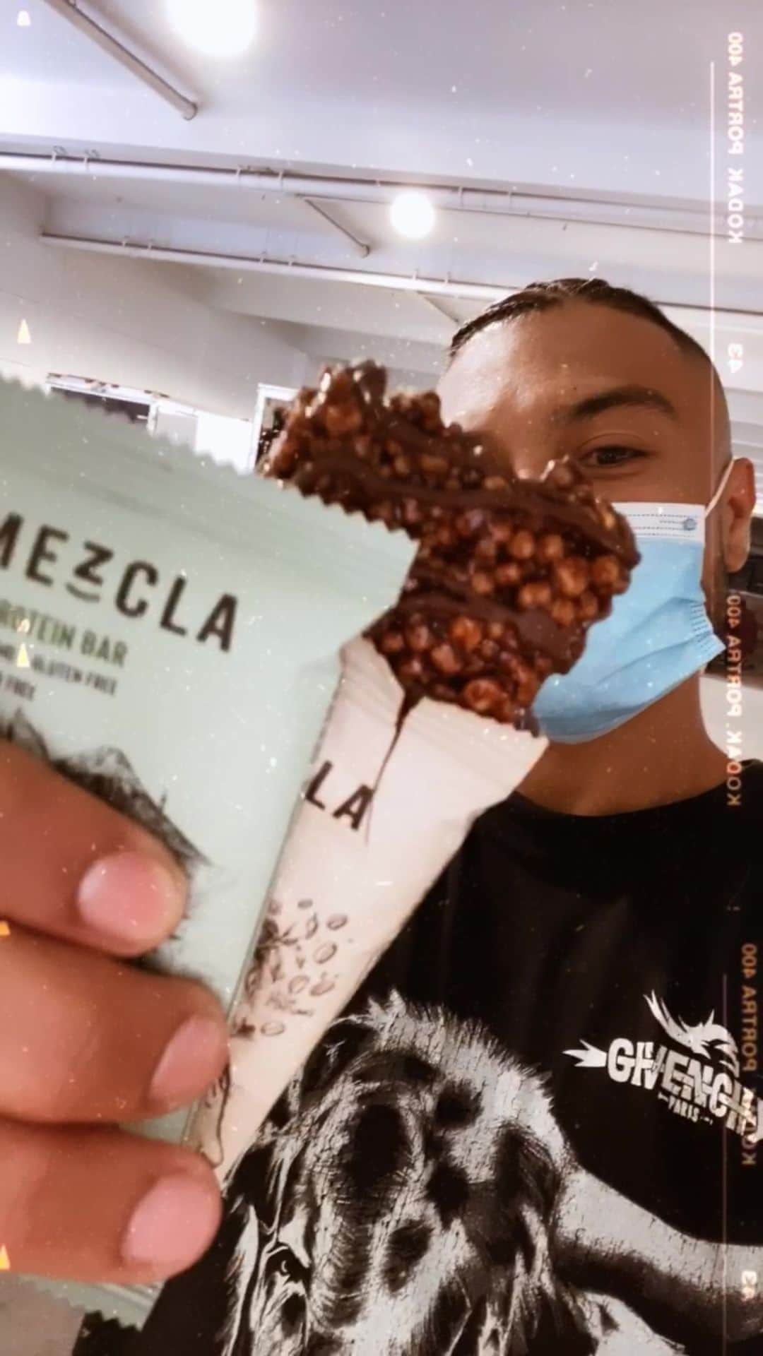 Alfredo Floresのインスタグラム：「first time back on set since the pandemic so I packed my own snacks!! my favorite on the go protein bar @eatmezcla #plantbased #trustme ✌🏽」