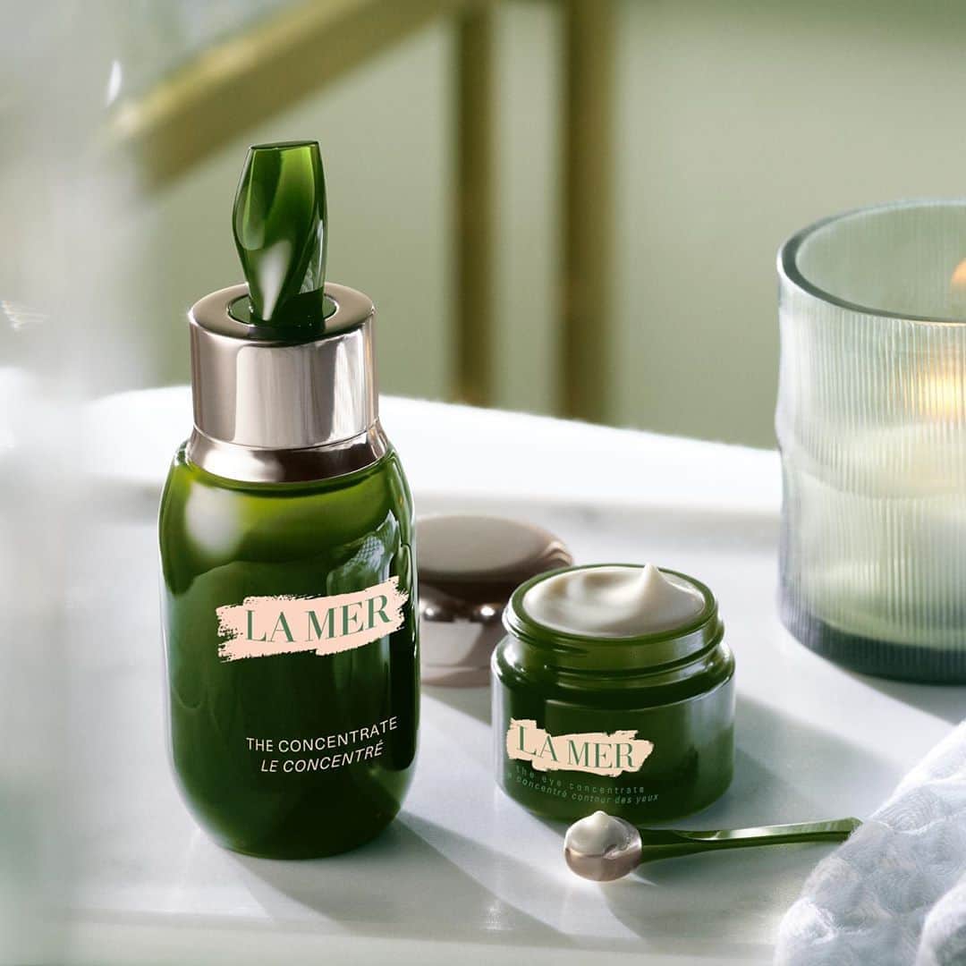 ドゥラメールのインスタグラム：「When your skincare hero meets its concentrated match. Strengthen, visibly soothe and protect with two supercharged skincare formulas powered by Concentrated #MiracleBroth.」