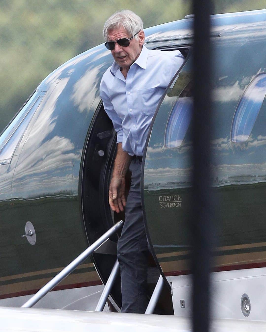 Just Jaredさんのインスタグラム写真 - (Just JaredInstagram)「Harrison Ford flew a private plane to take his son Liam to college with wife Calista Flockhart. Tap this photo at the LINK IN BIO to see more pics of the full family together. #HarrisonFord #CalistaFlockhart Photos: Backgrid」8月22日 4時35分 - justjared