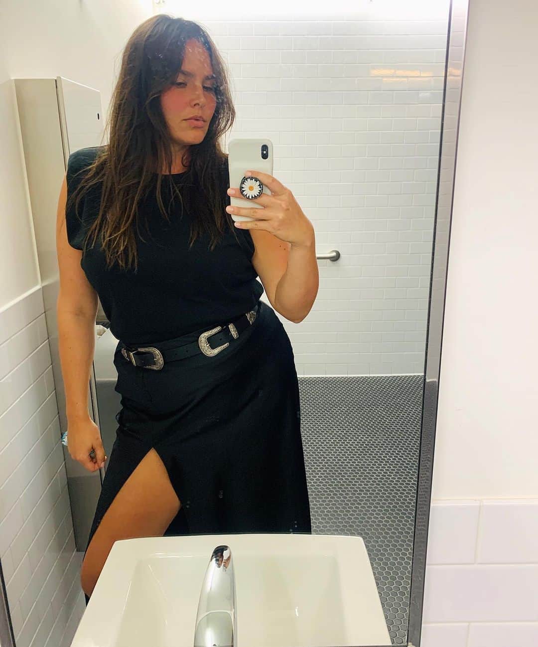 キャンディス・ハフィーンのインスタグラム：「Back in the NYC groove. ⁣ Palette ✔️ ⁣ Mask (in hand don’t worry) ✔️ ⁣ ‘Tude ✔️✔️」