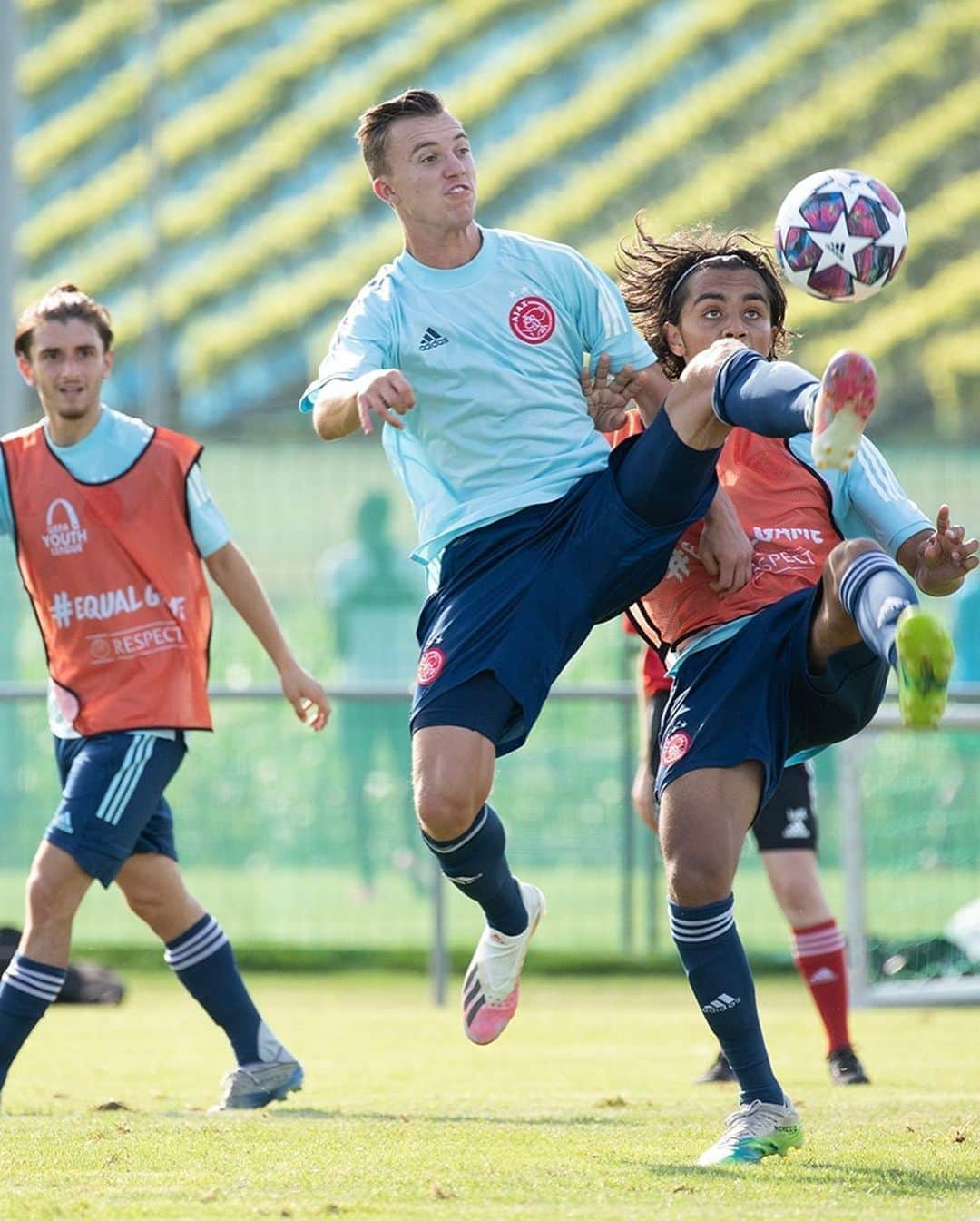 アヤックス・アムステルダムさんのインスタグラム写真 - (アヤックス・アムステルダムInstagram)「Relax time and hard work... 🧘🏼‍♂️💪 We’re ready for the #UYL semis. #ajaben」8月22日 4時32分 - afcajax