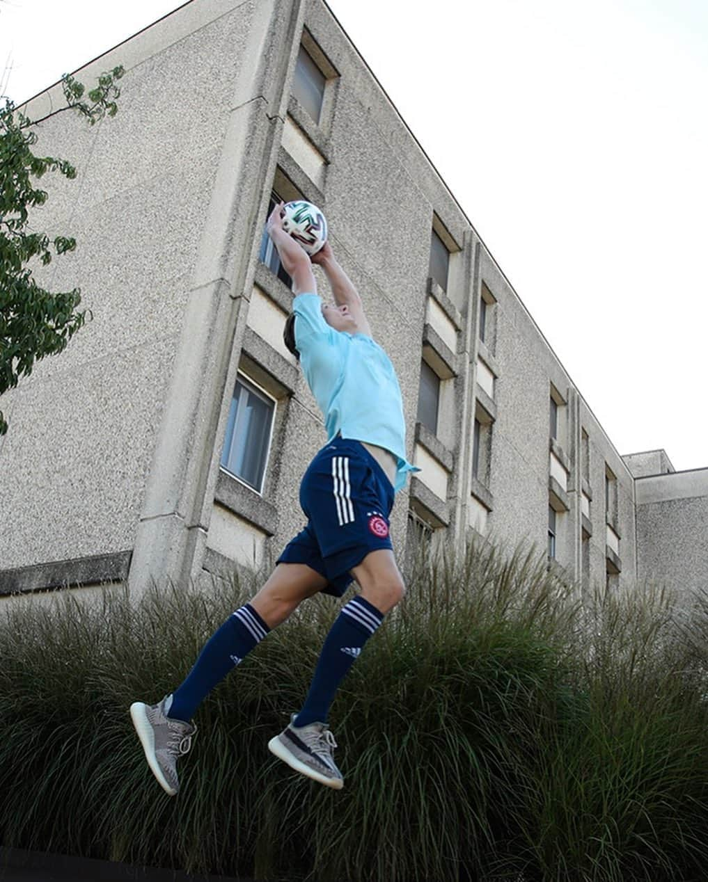 アヤックス・アムステルダムさんのインスタグラム写真 - (アヤックス・アムステルダムInstagram)「Relax time and hard work... 🧘🏼‍♂️💪 We’re ready for the #UYL semis. #ajaben」8月22日 4時32分 - afcajax