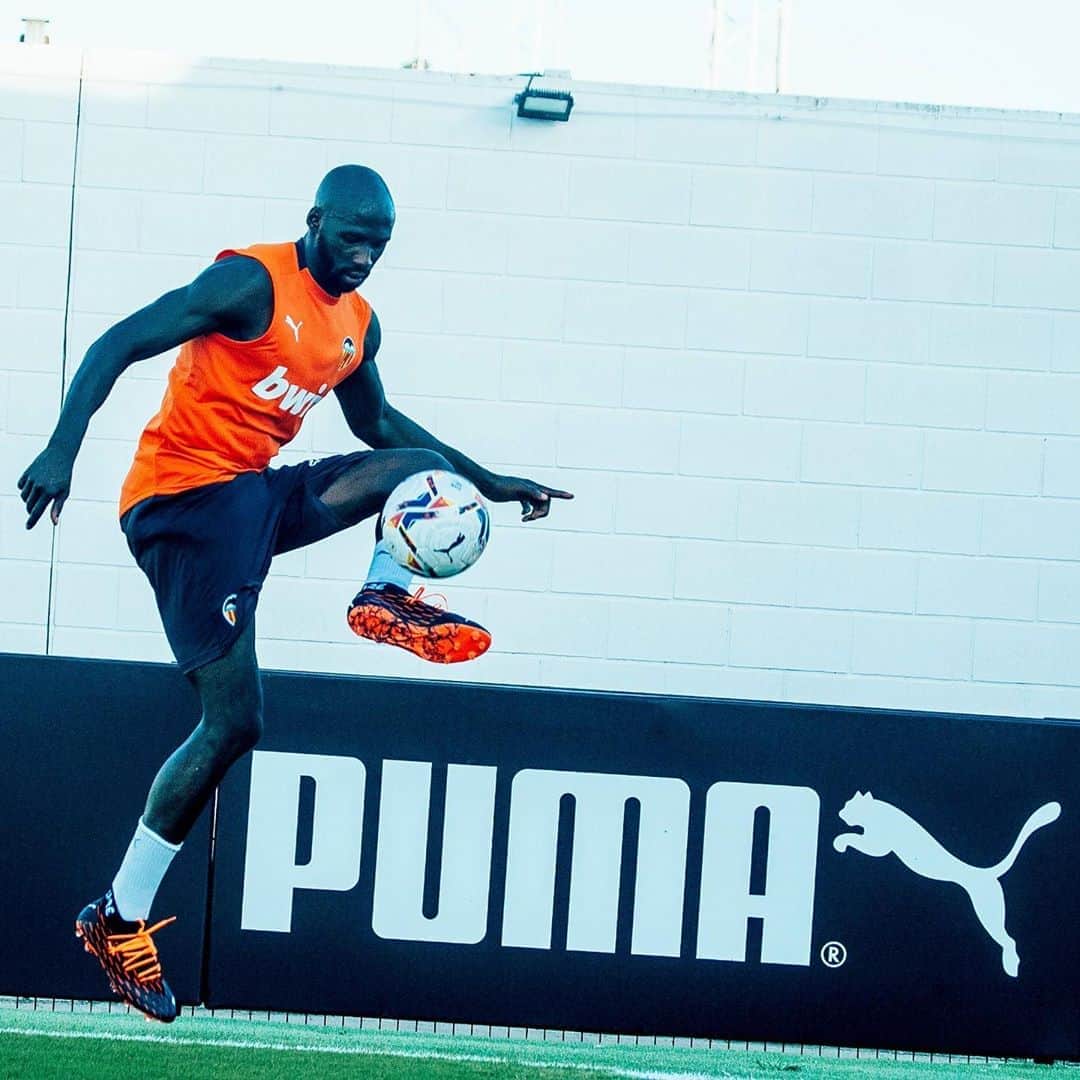 エリアカン・マンガラのインスタグラム：「⚽️」