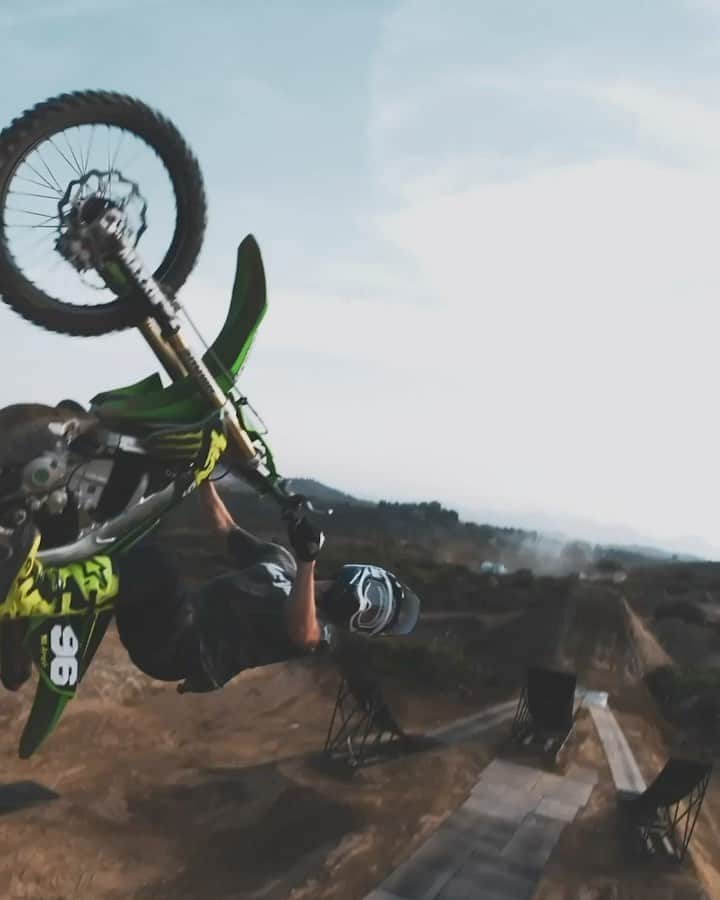 のインスタグラム：「Slayground madness ⚔️ @axellhodges x @gimbalgod. #LinkInBio for full. 📼  #Moto #Motocross #Dirtbike #MonsterEnergy」