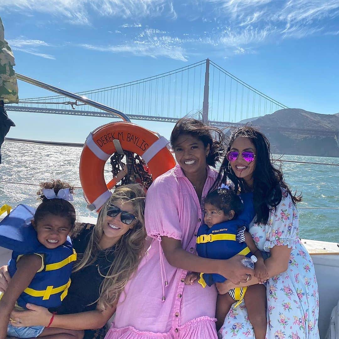 パウ・ガソルのインスタグラム：「My wife, my future baby, my sister and my nieces. So much beauty in one picture #Family ❤️」
