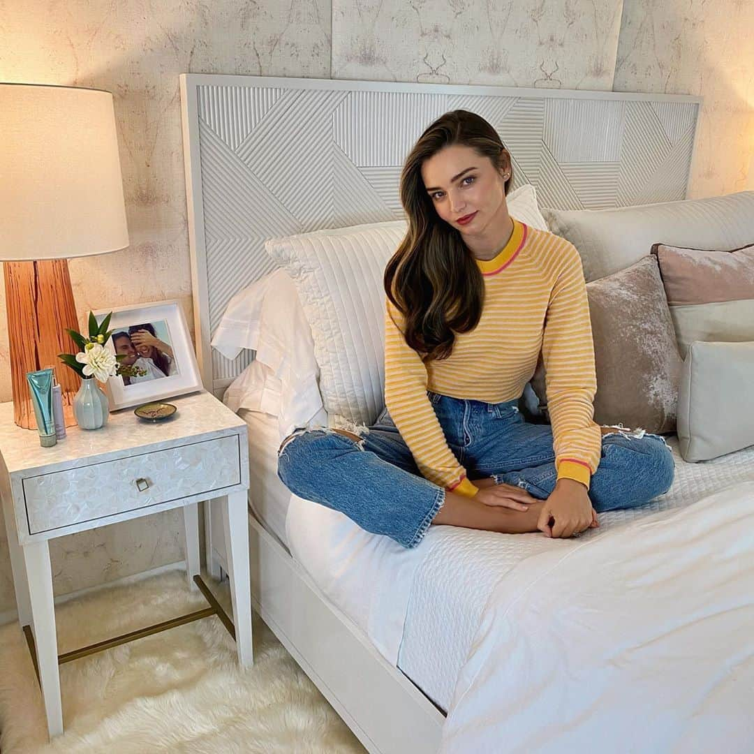 ミランダ・カーさんのインスタグラム写真 - (ミランダ・カーInstagram)「Love decorating all the beds at home with a bunch of cozy pillows 😍  #MirandaKerrHome  Malibu King Bed and Love Joy Bliss Bedside Table 💖 Available at @onekingslane now」8月22日 4時47分 - mirandakerr