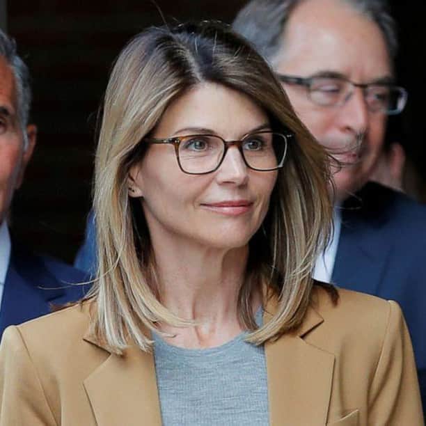 Good Morning Americaさんのインスタグラム写真 - (Good Morning AmericaInstagram)「JUST IN: Lori Loughlin sentenced to 2 months in prison for role in college admissions scandal. Link in bio for more details.」8月22日 4時48分 - goodmorningamerica