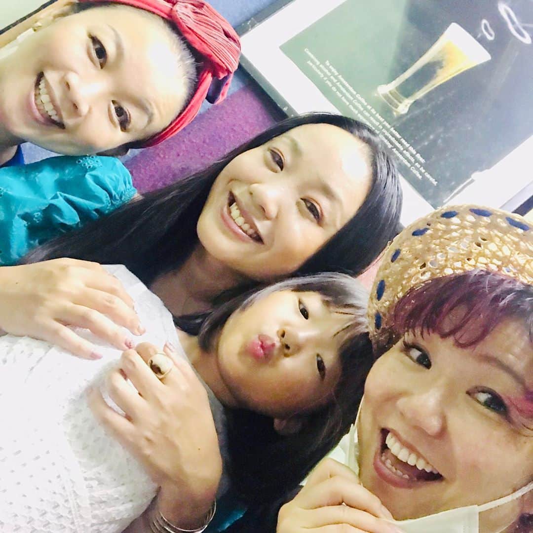 有坂美香のインスタグラム：「先日の SPECIAL SUMMER SESSION feat.#hanahspring & #keyco  special guest #chanmika & #comachi  at #powers2  にて　  アーカイブは8/26まで観覧可能だそうですが、投げ銭しよー❣️ https://m.youtube.com/watch?feature=youtu.be&v=i-EYVzrLWVY  いやー楽しかったです😭　 歌が音が生で体に響いてきました❣️  本当に楽しそうに歌ってた@hanah_spring 、最高の演奏の波に乗ってスイスイ泳いでいるようでした！　そんで、キラッキラ⭐️ ⭐️⭐️  相も変わらず音楽愛溢れかえってた　@keycoutautai  聴きたかった曲聞けたし、 @doremifamikadeath もgoodvibration & 最高のリズムとダンス💕　そして　ずっと会いたかった　@coma_chi 💕　祝㊗️再会😭😭😭　何年ぶりだ？！ありがとございました❣️ そしてとにかくバンドのみなさんの　(#沼澤尚 　#森俊之 　#小林眞樹 @juju_bass  #小林洋太  @420yota )  演奏含めて、素敵な夜をありがとうございました！　しんじゅ、声かけてくれて改めてありがとう、そして　よーたのギターの音色改めて大好きだー！！！  更に！！ この日のオープニングアクト HOTDOGS の　@minorionose はメーザー有坂クラスの卒業生😂　 ある意味色濃く伝説の二期生でした 出逢って10年経とは！！ なかなかのご縁！　 いつも楽しいし、いつもありがとう😂　  小野瀬が　初めてライブしたのが5年前の同じ場所で、5年後にはバンドになって曲も増えてという話をMCでしてて、感慨深かったな^_^ この日は誕生日だったから、ダブルでおめでとでした！  おうちで子供をみていてくれたダディにも感謝です🍎　  外出時の感染予防対策　帰宅時シャワー直行などなど気を抜けませんが、少しずつ、音楽を楽しめる機会が戻ってきてありがたい。　 🙏🙏🙏🙏🙏🙏」