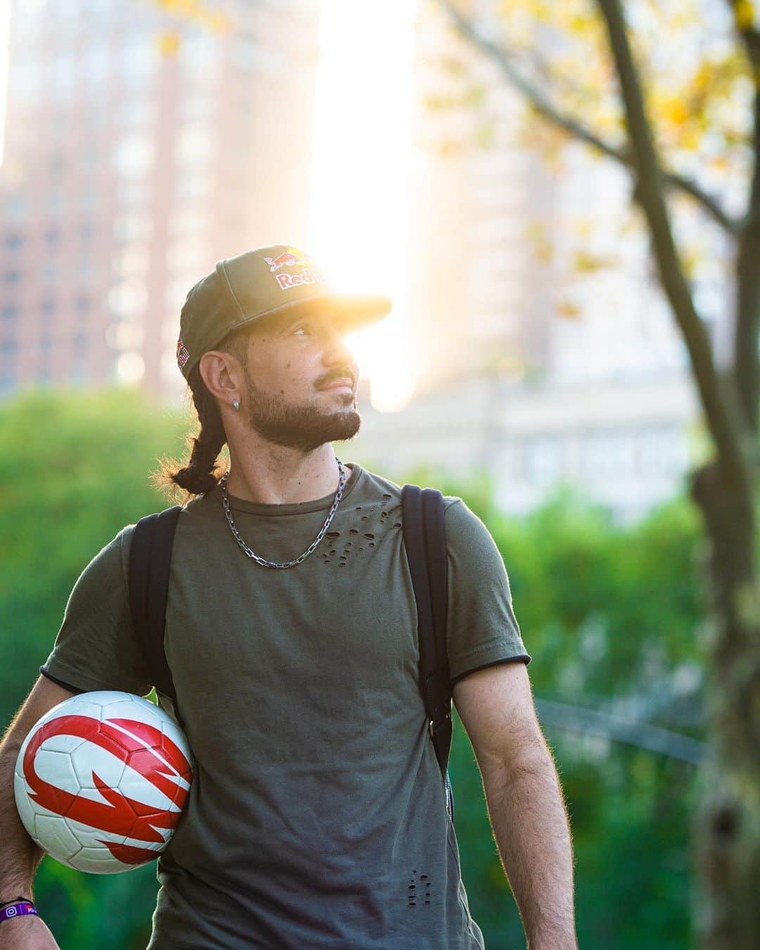 ショーン・ガルニエのインスタグラム：「Searching for the light 💡! Be patient you will find it ! @urbanball  #seangarnier #seanfreestyle #urbanballer #mindset #football #skills #motivation」