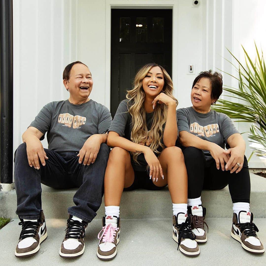 リアン Vのインスタグラム：「When people ask me what keeps me motivated in life, they’re my answer ❤️ I’m extremely blessed to have endless support from my parents and all of you! 😘  So excited to announce that I’m dropping something special TOMORROW on my bday on @shoplianev and a portion of the proceeds will be donated to @projectpearls - It is a Non Profit Organization that help the poorest of the poor children to have a better life by giving them PEARLS: Peace, Education, Aspiration, Respect, Love and Smiles through education, empowerment, nutrition, nourishment, and healthcare.  I’m launching the new merch at 11:11am Pacific Time! Set your alarms! 🚨」