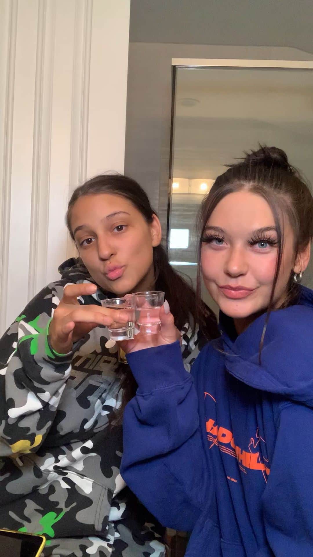 のインスタグラム：「I just turned 21 so I thought a drunk Q&A needed to happen 🤷🏻‍♀️ follow my roomie @isabellafusco 🖤」