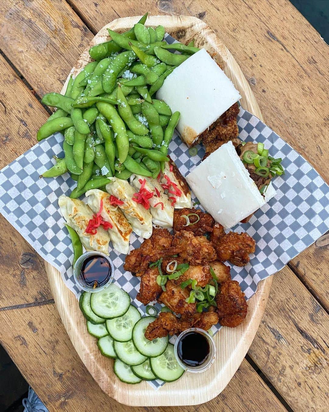 Eat With Steph & Coさんのインスタグラム写真 - (Eat With Steph & CoInstagram)「Can’t decide what to get? Get a platter. Baos, gyozas, fried chicken and edamame 🙌🏻 from @temakibros . Eat out to help out @pergolalondon as well.  📷 @thetessaproject」8月22日 5時07分 - eatwithsteph_ldn