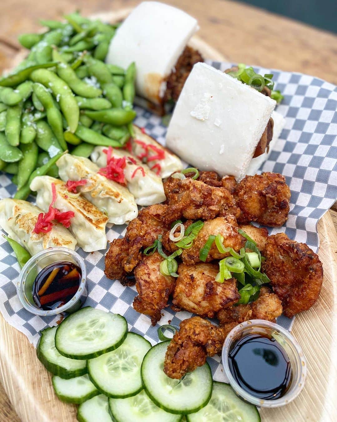 Eat With Steph & Coのインスタグラム：「Can’t decide what to get? Get a platter. Baos, gyozas, fried chicken and edamame 🙌🏻 from @temakibros . Eat out to help out @pergolalondon as well.  📷 @thetessaproject」
