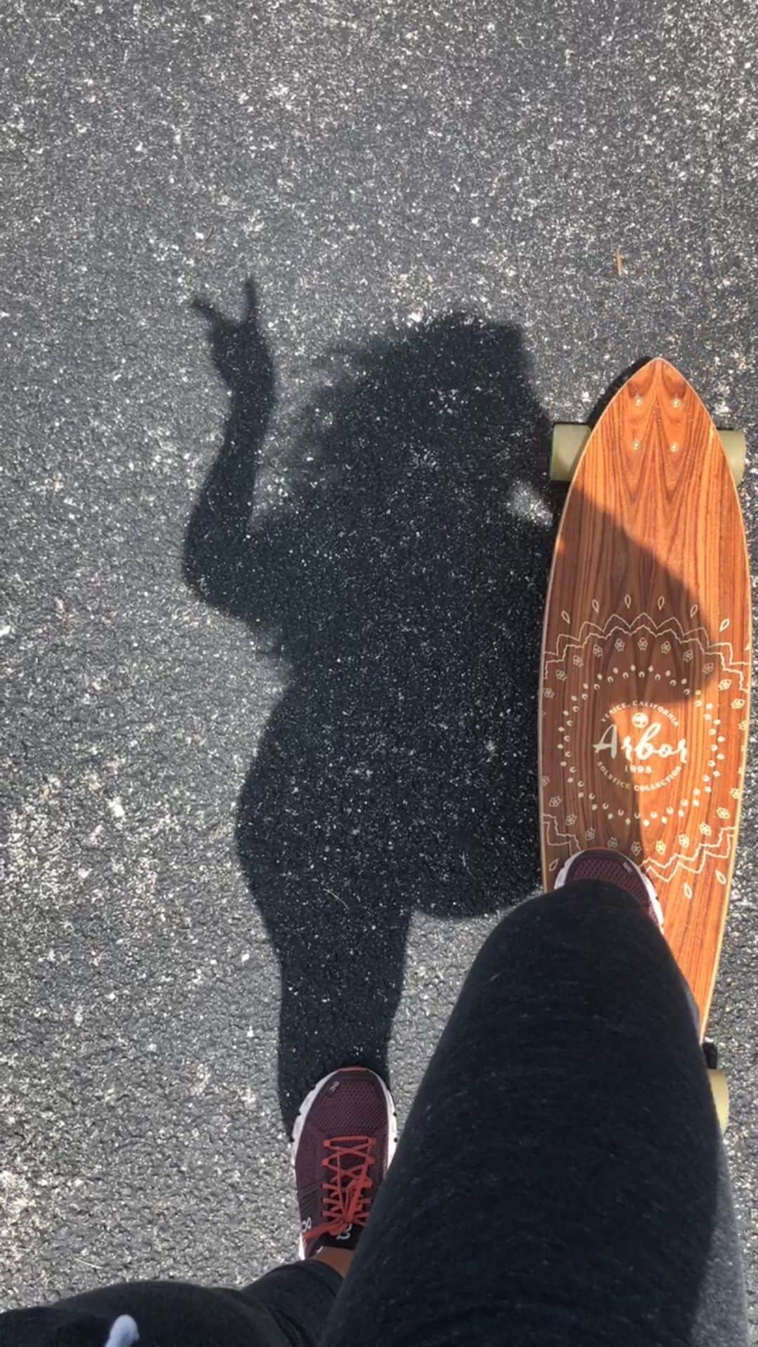 Nicole Mejiaのインスタグラム：「When was the last time you put down all the work and just P L A Y E D ?  Sometimes, it isn’t another book, or teacher, or meditation, or program that you need.  Laughter, adventure, wonder and joy have their own healing powers.  Sometimes, what you need is just some good old fashioned playtime. 🛹🌞🌻✌🏽  G O L D E N.」
