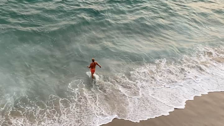 ドルフ・ラングレンのインスタグラム：「Catching a break at Laguna Beach🌊」