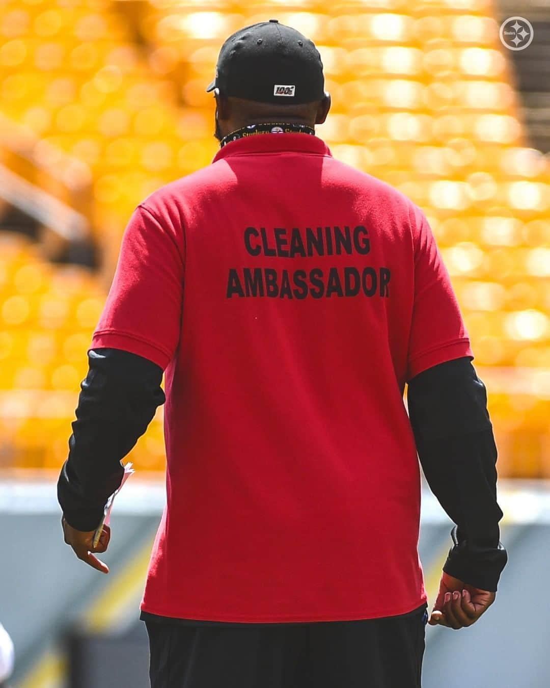 ピッツバーグ・スティーラーズさんのインスタグラム写真 - (ピッツバーグ・スティーラーズInstagram)「At Friday's practice, Coach Tomlin wore the red polo shirt worn by the cleaning crew at @heinzfield to thank & honor them for all they've done to keep the team safe at #SteelersCamp」8月22日 5時17分 - steelers