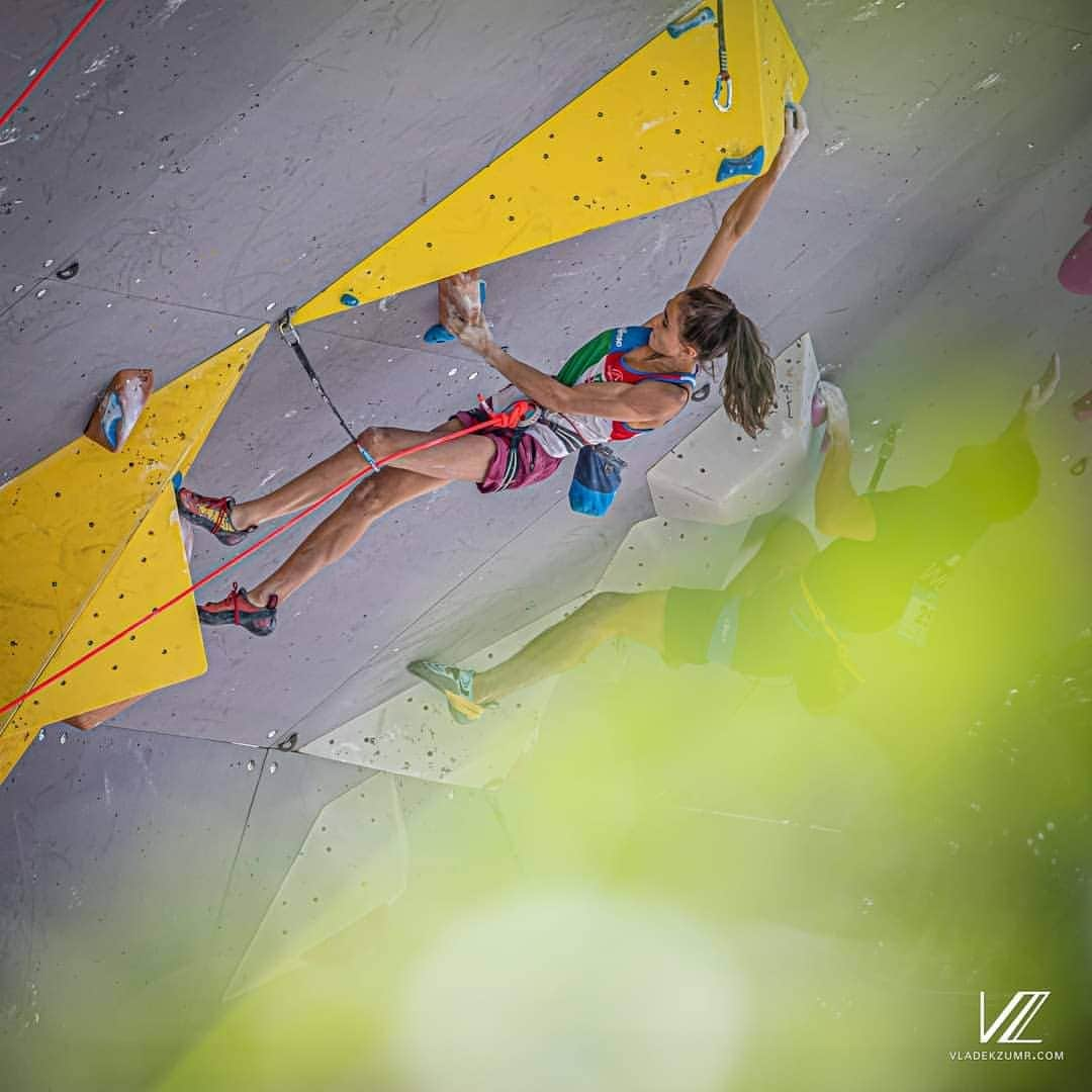 ローラ・ロゴラさんのインスタグラム写真 - (ローラ・ロゴラInstagram)「Semifinals have finished here in Briançon and I am currently in first position😀 don't forget to follow the streaming tomorrow on the @ifsclimbing channel to cheer for @giorgia.tesio and me in finals 🇮🇹💪 📷 @vladek_zumr . . . limbing_pictures_of_instagram #picoftheday #loveclimbing #climbforlife #escalade #escalada #grimper #klettern #montura #wildclimb #campcassin #italy #rome #bomber #instagood #instalike  #instagram  @climbskinspain @agripp_climbingholds @montura_official @wildclimb @fiammeoromoena @dao_sport」8月22日 5時52分 - laura.rogora