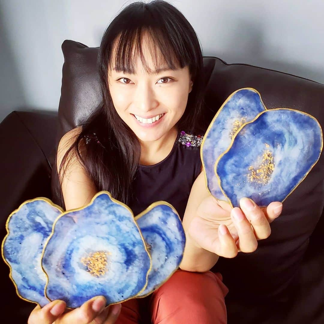 鈴木みほさんのインスタグラム写真 - (鈴木みほInstagram)「Another experiment with resin🔥 It took a long time to make these coasters.😂  レジンの実験はつづく🤓 今回はコースターをつくりました。 けっこう時間がかかっちゃった。特にフチの部分😂 青空みたいな感じになったかな💙  .  .  .  #resin #experiment #resinmold #sky #epoxy #epoxyresin #bluesky #mica #micapowder #siliconemolds #coasters #resincoasters #experiment #goldleaf #レジン #レジンコースター #コースター #コースター手作り #実験 #金箔 #青空」8月22日 5時53分 - mihyonvision