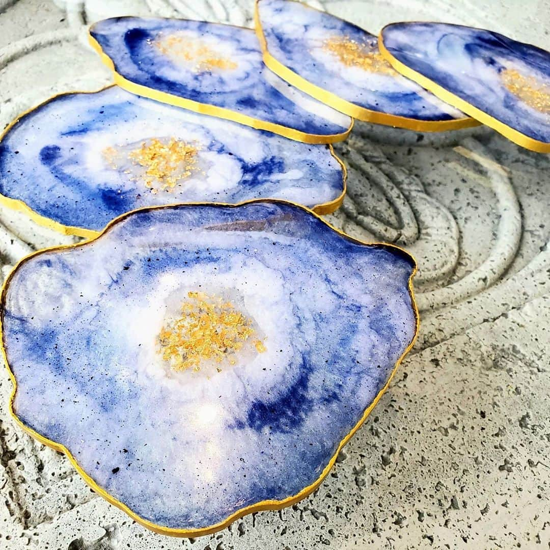 鈴木みほさんのインスタグラム写真 - (鈴木みほInstagram)「Another experiment with resin🔥 It took a long time to make these coasters.😂  レジンの実験はつづく🤓 今回はコースターをつくりました。 けっこう時間がかかっちゃった。特にフチの部分😂 青空みたいな感じになったかな💙  .  .  .  #resin #experiment #resinmold #sky #epoxy #epoxyresin #bluesky #mica #micapowder #siliconemolds #coasters #resincoasters #experiment #goldleaf #レジン #レジンコースター #コースター #コースター手作り #実験 #金箔 #青空」8月22日 5時53分 - mihyonvision