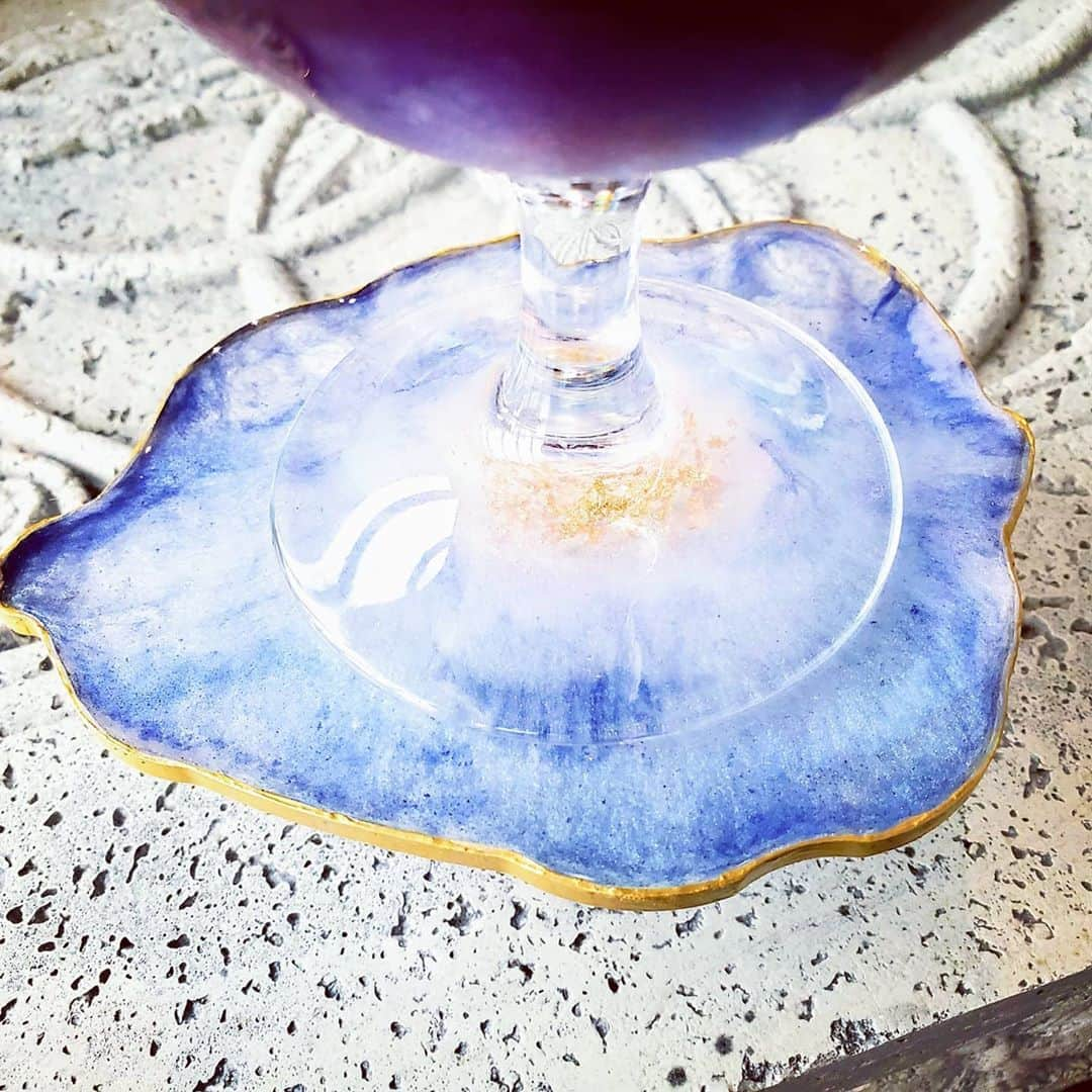 鈴木みほさんのインスタグラム写真 - (鈴木みほInstagram)「Another experiment with resin🔥 It took a long time to make these coasters.😂  レジンの実験はつづく🤓 今回はコースターをつくりました。 けっこう時間がかかっちゃった。特にフチの部分😂 青空みたいな感じになったかな💙  .  .  .  #resin #experiment #resinmold #sky #epoxy #epoxyresin #bluesky #mica #micapowder #siliconemolds #coasters #resincoasters #experiment #goldleaf #レジン #レジンコースター #コースター #コースター手作り #実験 #金箔 #青空」8月22日 5時53分 - mihyonvision