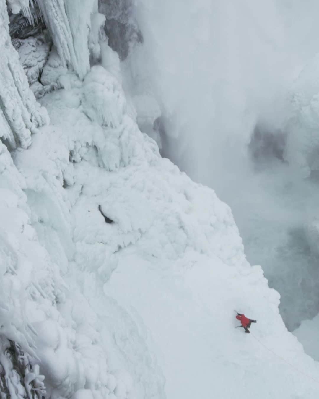 レッドブルのインスタグラム：「throwing it back to @realwillgadd making history as the first person to ever ascend Niagara Falls' frozen sections 🤯   #adventure #climbing #niagarafalls #redbull #givesyouwings」