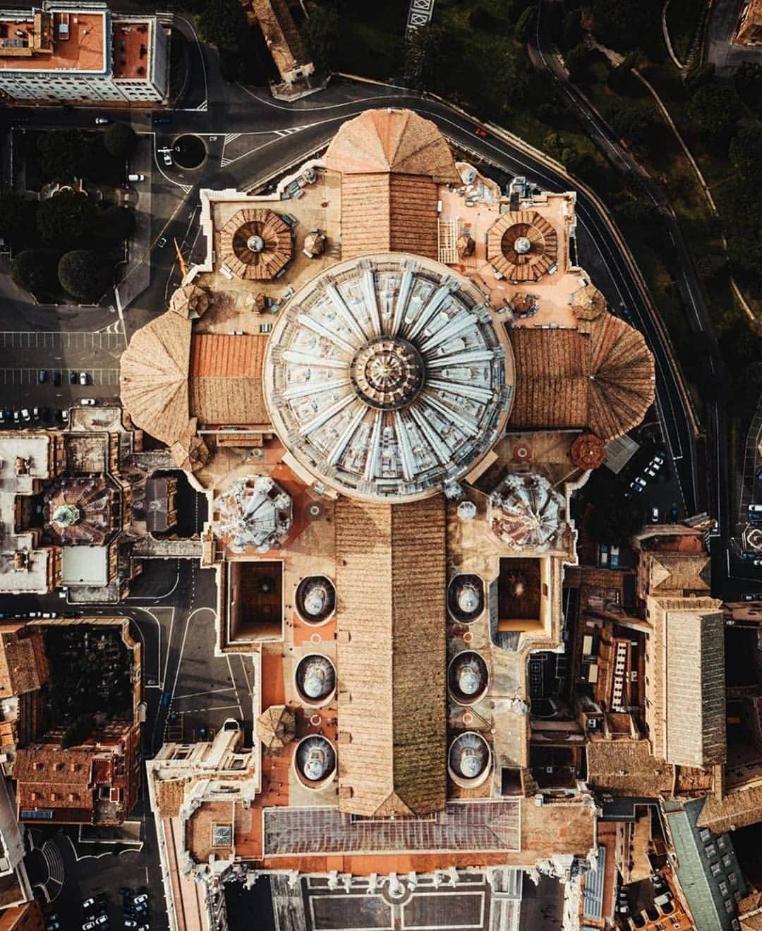 のインスタグラム：「Upper view from St. Peter's church at Vaticano City by @asteryx and @igersroma 😍📸🙌✨ #igersroma #weareigersit #igers」