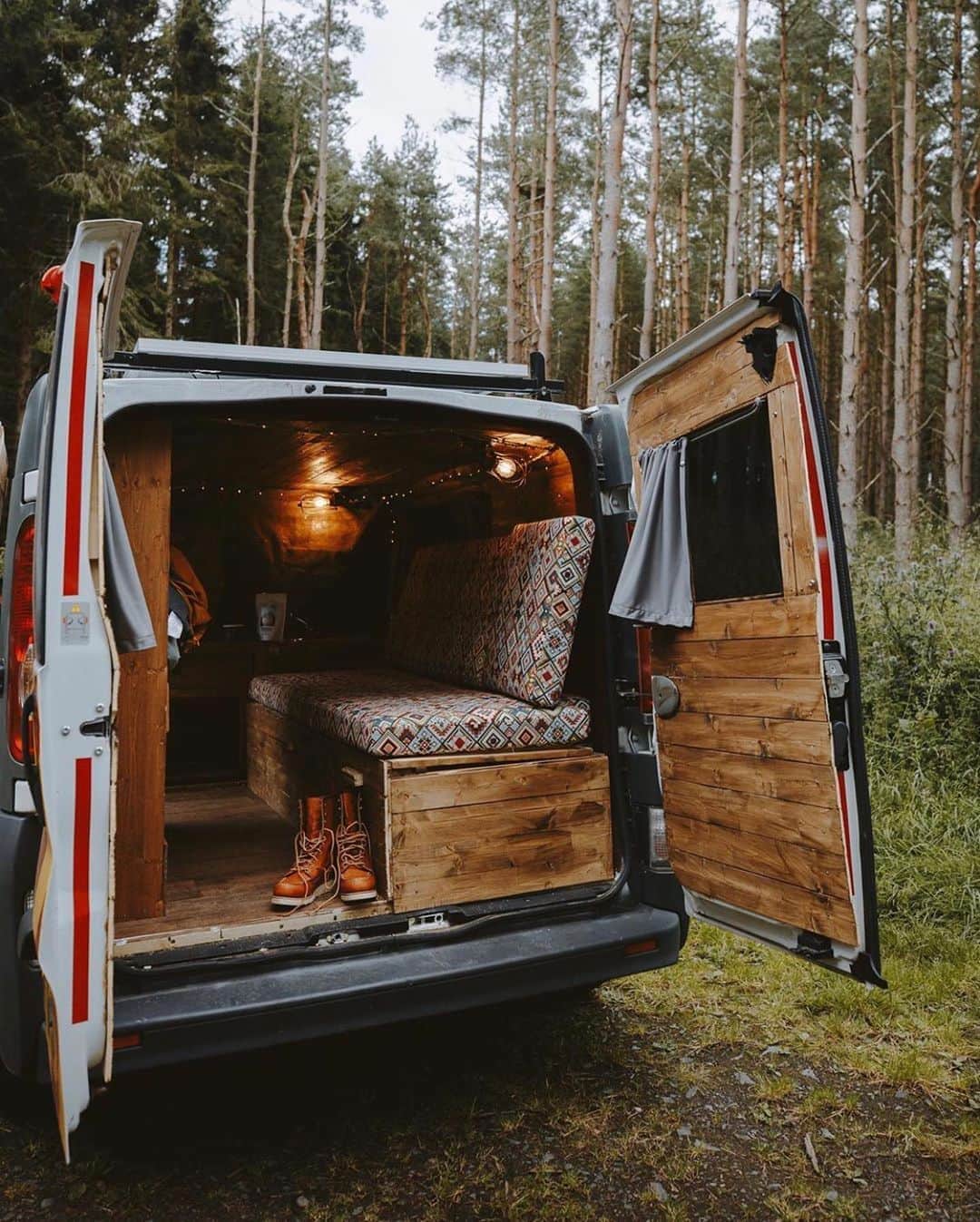 FOLKのインスタグラム：「Weekend plans: find homey van for much needed getaway. Today’s favorites: 1.) @amslebrun 2.) @muenchmax 3.) @jonihedinger 4.) @benwaugh 5.) @kuscheiart 6.) @craighowes」