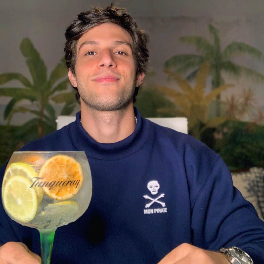 Chay Suedeのインスタグラム：「#Ad Hoje é dia de brindar à vida e por isso fiz um clássico e rápido Gin Tônica com o inconfundível @tanqueraybr para me acompanhar neste momento. Com esses novos kits do TheBar.Box ficou mais fácil e prático preparar seu próprio drink e ter uma experiência de coquetelaria em casa. Na caixa vem ingredientes para criar até 8 drinks, 2 taças de vidro, 1 garrafa e 1 card com o passo a passo da receita. Incrível né? Mostrei tudo nos meus stories, corre lá! TheBar.Box está presente em São Paulo capital e você ainda pode pedir o kit com entrega expressa e receber em até 3 horas na sua casa!  Para conferir os rótulos e drinks disponíveis nessa super novidade, entre no site TheBar.   Aprecie com moderação. Não compartilhe com menores de 18 anos.   #TanquerayInconfundivel」