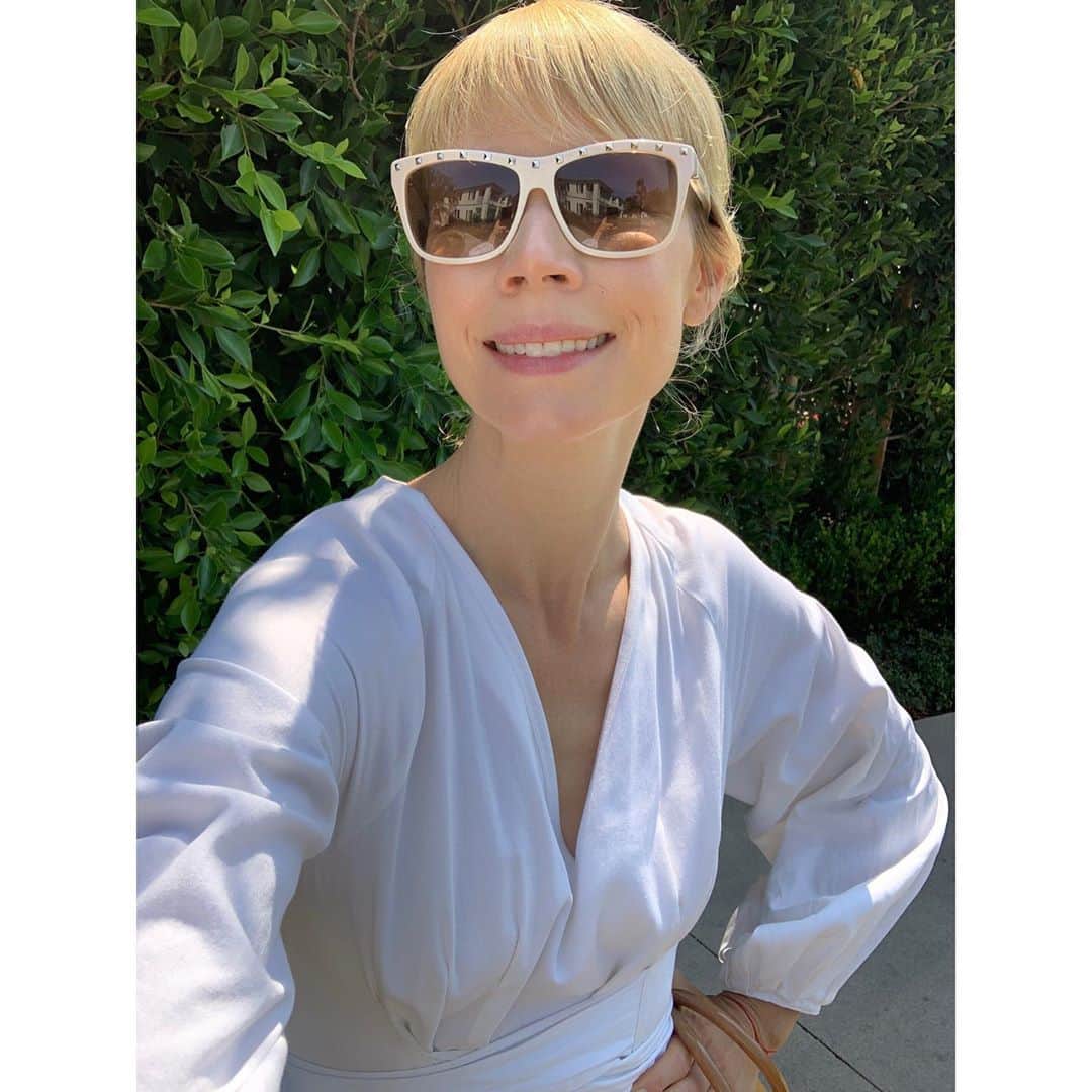 エリン フェザーストンのインスタグラム：「Tomorrow marks my 40th return around the sun. I actually don’t think I’ve ever felt so excited or optimistic about a birthday. It’s been liberating to shed unfounded ideas that peg age to notions of vitality, beauty, and worth. I’ve never felt more vital or aligned with the universe and my heart is bursting with gratitude for all the soul companions who have been a part of my journey thus far. Thank you to all you beautiful humans in my orbit and to my ❤️ @gabrielsaporta for helping me manifest the greatest blessing of my life, our children. I love you and our family. Happy birthday to me! #nofilterneeded #nomakeupselfie」