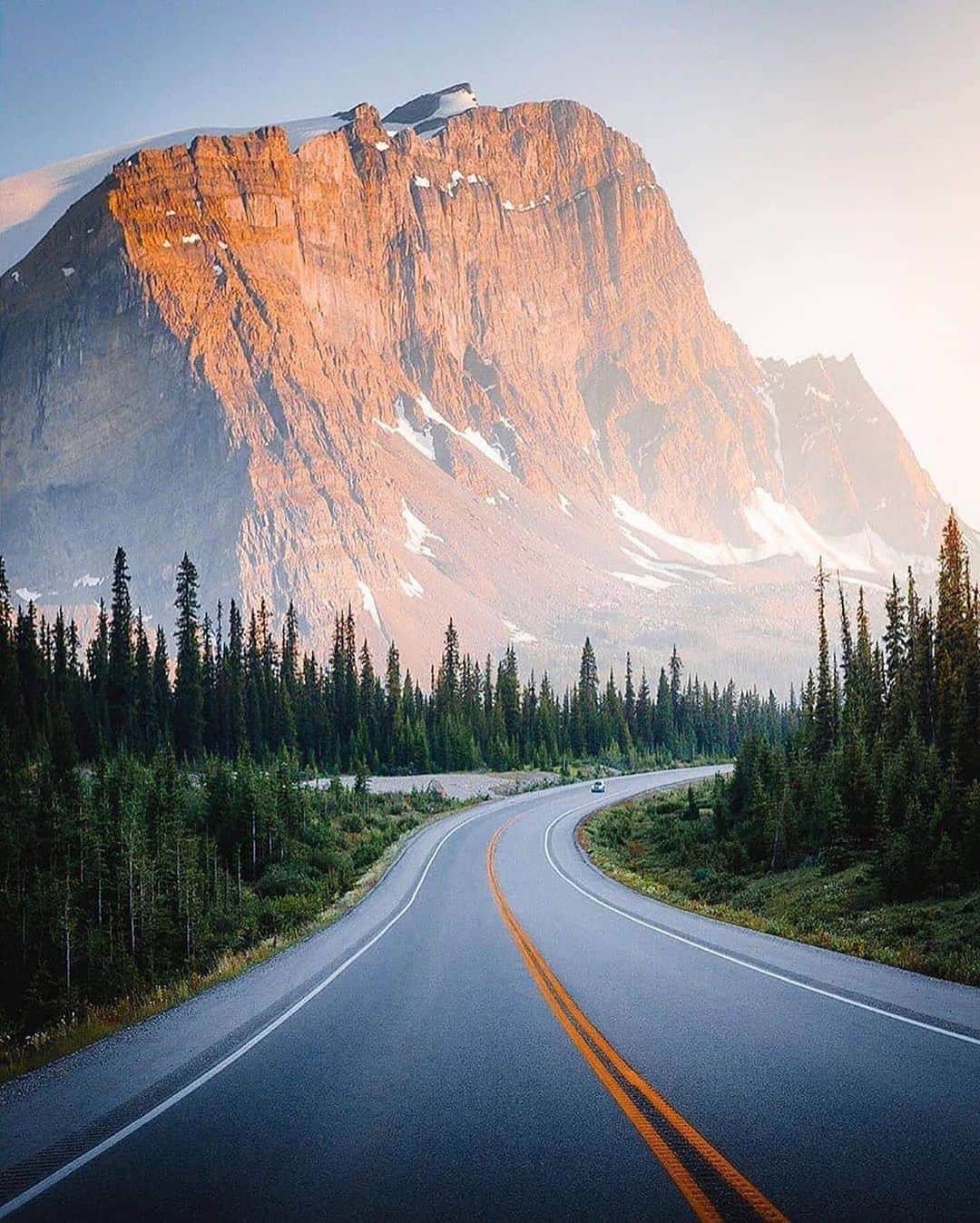 Canon Photographyさんのインスタグラム写真 - (Canon PhotographyInstagram)「What a road in Alberta, Canada! Photography // @jguzmannn  Curated by @steffeneisenacher  #banff #banffnationalpark #alberta #canada #icefieldsparkway」8月22日 6時37分 - cpcollectives