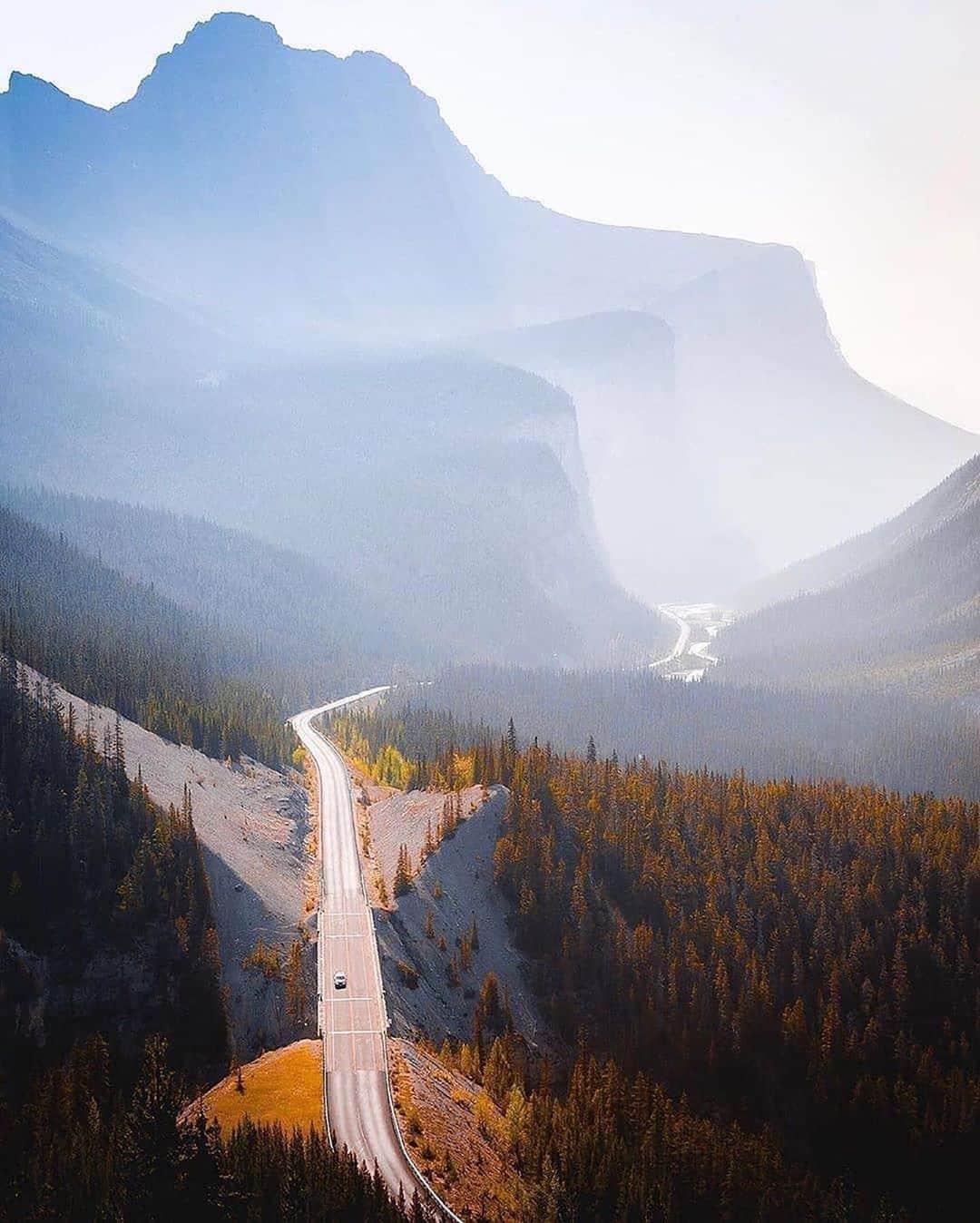 Canon Photographyさんのインスタグラム写真 - (Canon PhotographyInstagram)「What a road in Alberta, Canada! Photography // @jguzmannn  Curated by @steffeneisenacher  #banff #banffnationalpark #alberta #canada #icefieldsparkway」8月22日 6時37分 - cpcollectives