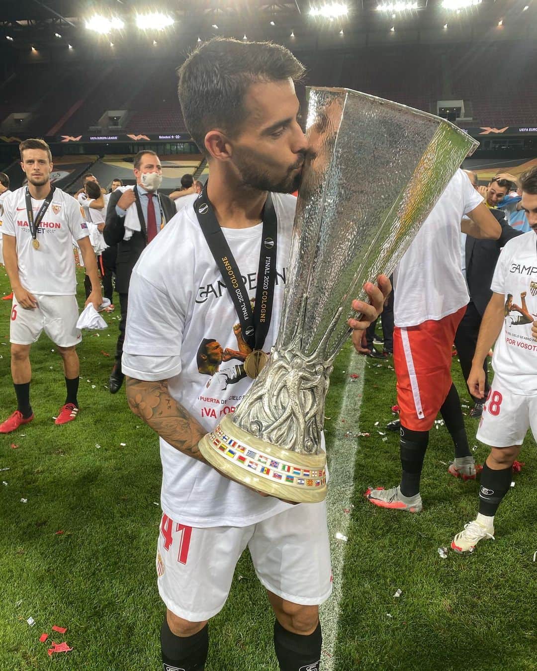 ヘスス・フェルナンデス・サエスのインスタグラム：「CAMPEONES JOOOOOOOOOOODER!!!!! VAMOOOOOOOOOOOOS MUSHO SEVILLAAAA 🏆 🏆 🏆  @sevillafc」