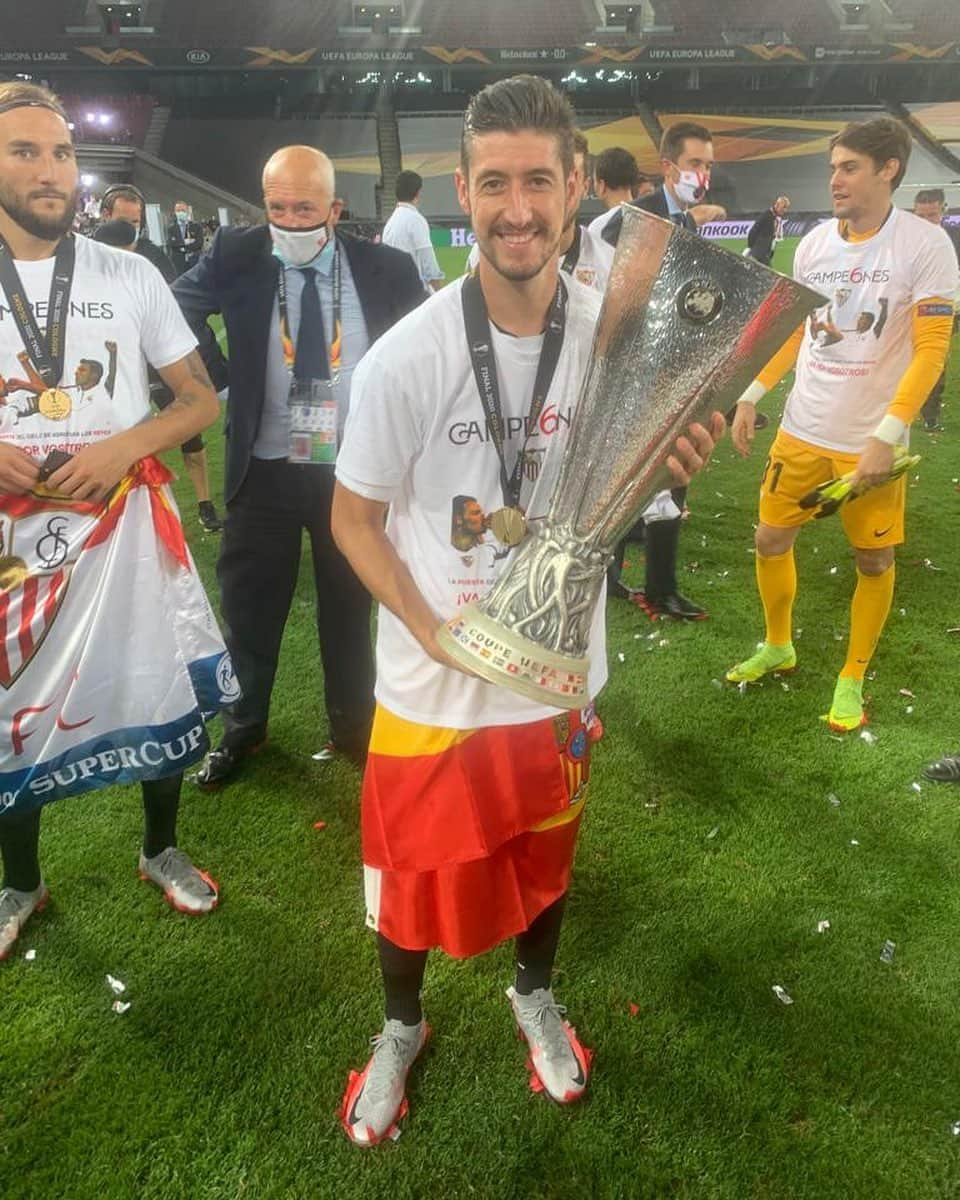 セルヒオ・エスクデロのインスタグラム：「Y SI !!!! OTRA COPA MÁS QUE SE VA AL LUGAR QUE LE CORRESPONDE! @sevillafc ya son 6 🏆」