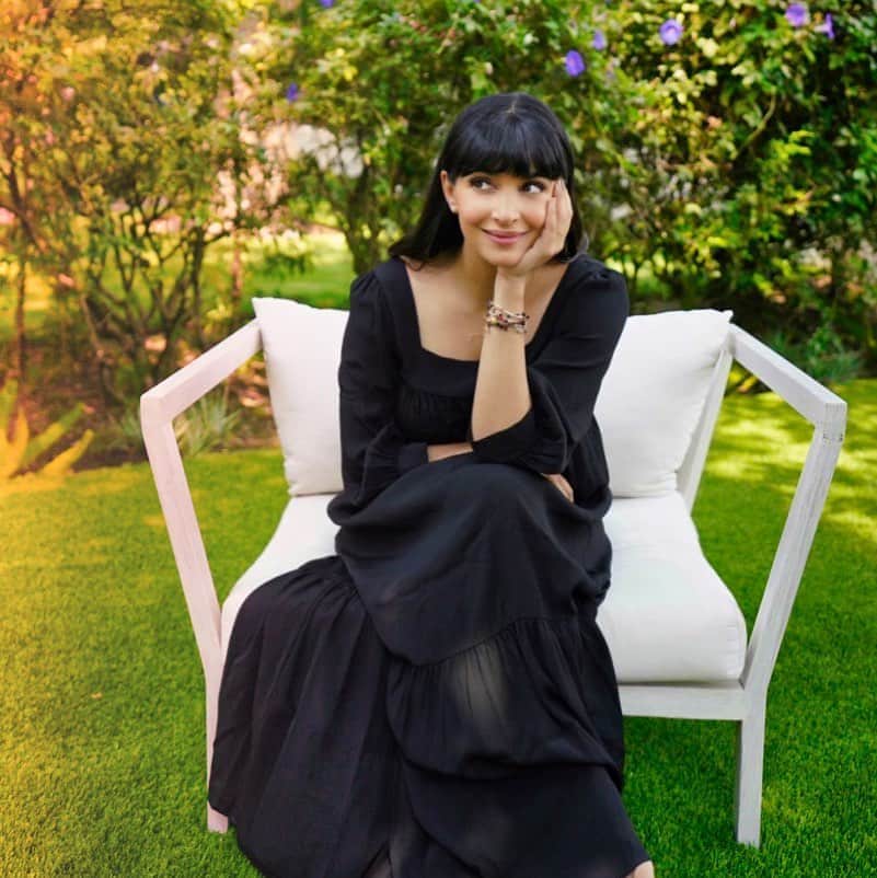 ハンナ・シモンのインスタグラム：「My front yard is the furthest I travel and I am veeeeeery happy about it. Introverted hermits during quarantine unite! 🙅🏽‍♀️」