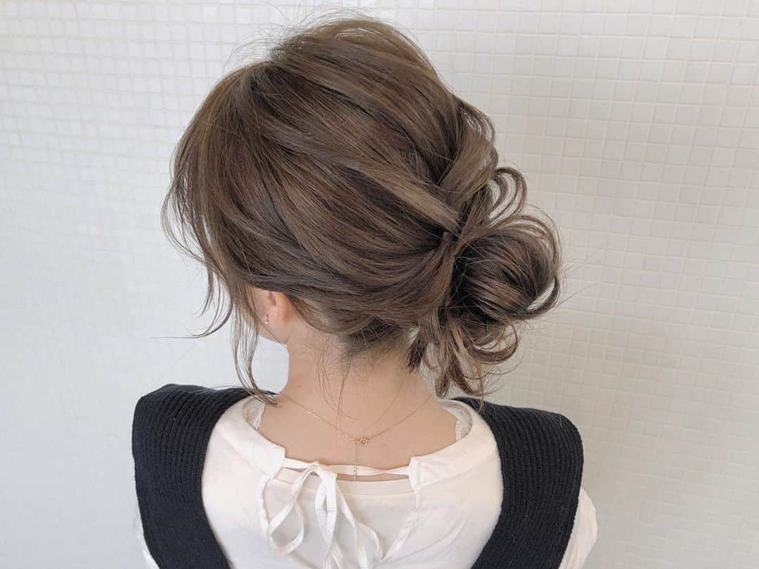 のインスタグラム：「ヘアアレンジ & ヘアセット 河村タカシ 簡単お団子ヘア  #ヘアアレンジ #hair #hairarrange #hairset #hairdresser #Lescheveux #cheveux #헤어 #헤어어레인지 #头发 #头发安排 #capelli #capelliearte #hairofinstagram #hairartistry #hairart #behindthechair #peinados #peinado #cheveuxboucles #hairlove #hairtutorials #hairtutorial #hairtrends #hair_videos #styleartists #allmodernhair #hairinspo #effortlesshair」