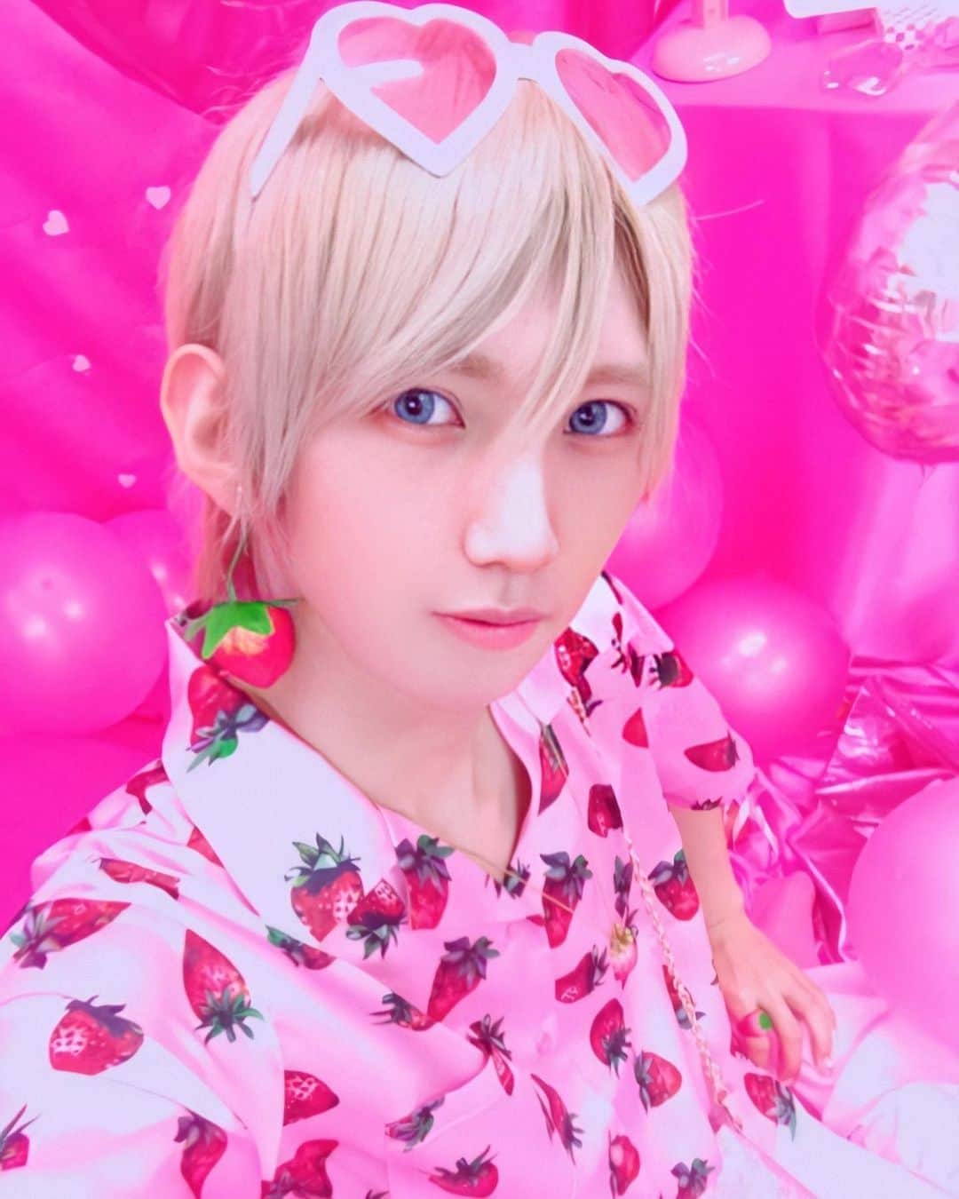 江崎びす子さんのインスタグラム写真 - (江崎びす子Instagram)「strawberry is a fruit queen forever.🍓」8月22日 6時39分 - bisukoezaki