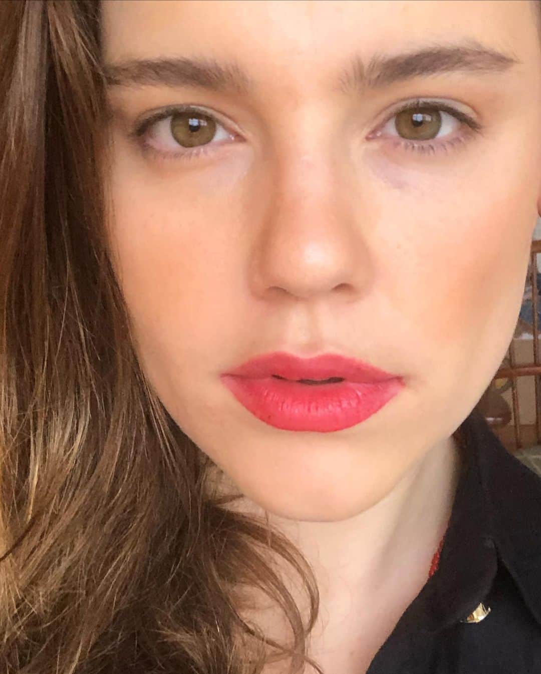 Alice Wegmannのインスタグラム：「preciso de um curso para reaprender a passar batom vermelho. basta vcs conferirem meus stories e entenderem que às vezes eu parava entre um e outro pra limpar o dente. perdoa」