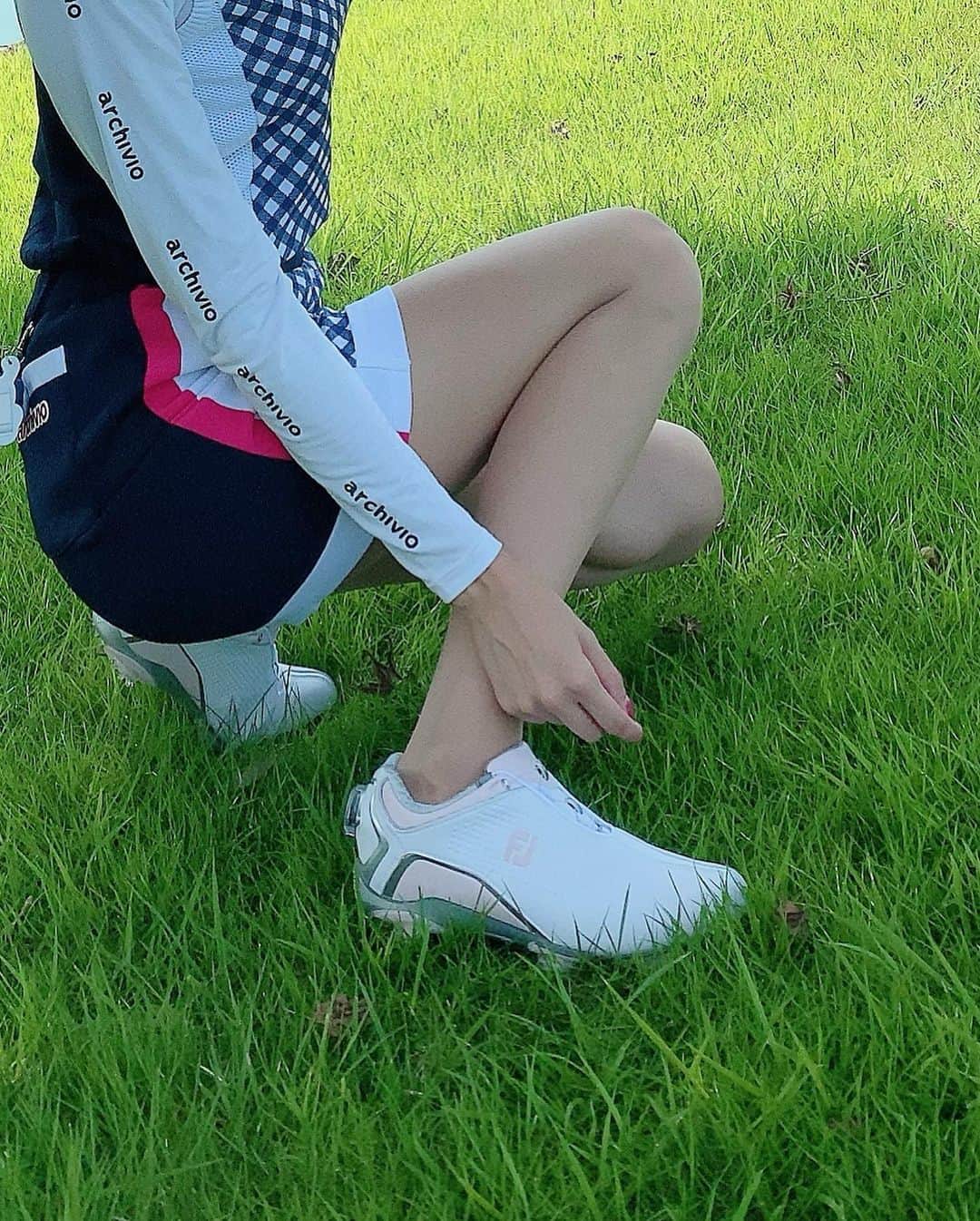 美波千夏さんのインスタグラム写真 - (美波千夏Instagram)「. フットジョイの新作ゴルフシューズがかわいい😍💕 @footjoy.japan 👟💫 ホワイト×ピンク×シルバーがめちゃかわ💕 シンプルなデザインなのでコーデしやすいです☝️✨ そして何より履きやすいし、 プレーする時に足元がすごく安定する！ スパイクレスも好きだけど、スパイクありも好き💕 フットジョイのスパイク付きシューズは 形がシュッとしていて綺麗だから 足を細く長く見せてくれますよ〜🥺❤️ . . . #フットジョイ #ゴルフシューズ #ゴルフコーデ #footjoy」8月22日 6時43分 - chinatsu_minami