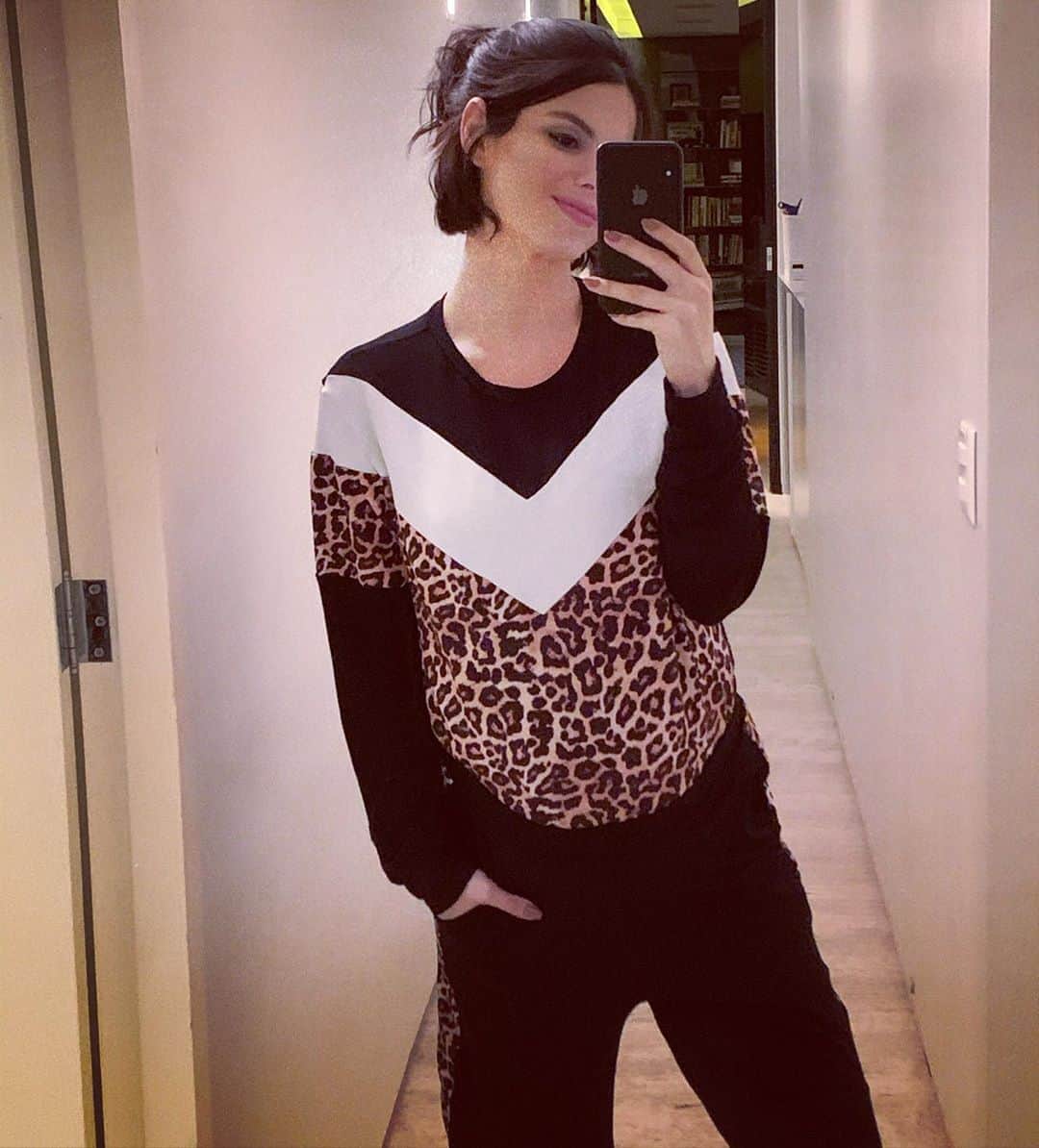 ステファニー・ブリットのインスタグラム：「Dia desses chegando da gravação... me olhei no espelho e me espantei com o tamanho da barriga mesmo embaixo de um moletom (lindo diga-se de passagem!) estampado q antes super disfarçava a barriga! 🤰🏻 Por aqui estamos cada dia maiores, barriga cada dia mais dura, um garotinho cada dia mais agitado (ele é da night!) e uma mamãe cada dia com mais dor nas costas, sem posição nenhuma pra dormir e cada dia mais grata por esse momento tão mágico!」