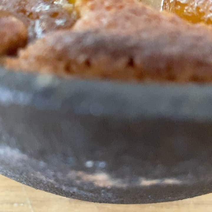 ケリスのインスタグラム：「Finished product ! Peachy , sticky , sweet , crusty goodness ! That’s what I’m talkin about ! GOLD MINE Celebration gift box in full effect ! Lazy girl cobbler/buckle mix . Divine ! We deserve this ! Watch previous post. To purchase go to link in bio」
