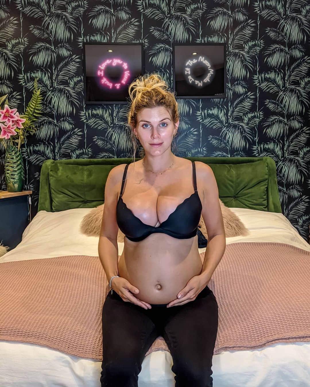 Ashley Jamesさんのインスタグラム写真 - (Ashley JamesInstagram)「Let's talk pregnancy & boobs. 👙 So after having a bit of a meltdown today after a bra fitting, I wanted to talk about my experience with big boobs and pregnancy. Because after talking about it on stories it made me feel like I wasn't alone. So if you relate, you're not alone. ❤️ I first discovered I was pregnant at only 2 weeks because my boobs were so painful. For my entire first trimester they felt so painful I could barely move, I had to invest in a sleep bra, and they felt swollen and uncomfortable. It's weird because as they became more swollen, the more unwanted attention they'd attract, both online and offline. It was weird to feel they were seen in any way attractive or sexy, because to me they became unbearable. Now in my second trimester, I have intense back pain, I can't keep up with their ever increasing size, they swell out of all my bras and I'm at a loss with what to do for bras. My bump is now visible, yet they still attract the same unwanted attention. I decided today, I'd go and educate myself and therefore be able to help any of you struggling too and off I went. I learnt so much and the lady was so helpful, but I left in my same tiny bra feeling overwhelmed before bursting into tears. Apparently the average woman grows 8/10 breast sizes during pregnancy. I've already gone up 5 sizes and it's just overwhelming to think they might still grow. Most of us big boob girls have struggled with how to dress our bodies our whole lives, finding it hard to strike a balance of looking and feeling "frumpy" or feeling sexier but attracting unwanted attention. We've been taught to cover up to avoid the attention, as if it's our bodies that our the problem. We're made to feel silly for complaining, because we should love the attention, and if we don't want it we should cover up. There's an inner misogynist in all of us, even women.  How many of us judge a women for having her boobs out, even if she's in a vest top?  If you relate to this, I understand. And thank you to everyone who supported me today. We've got this! 💪🏼 I've since ordered 3 bras online in my new size, and can't wait to share what I learnt about maternity bras. 👙🥰」8月22日 6時51分 - ashleylouisejames