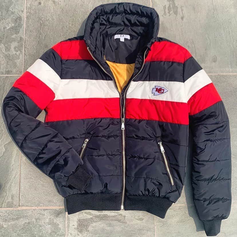 エリン・アンドリューズのインスタグラム：「Guuuuys!!! Here’s a @wearbyea SNEAK PEEK!! Repost from @wearbyea • Perfect Puffers Coming Soon ☁️☁️☁️ #EveryWEAR #AnyWEAR #KC #ChiefsKingdom #NFL @officialnflshop @fanatics @chiefs #cozy #nflapparel」