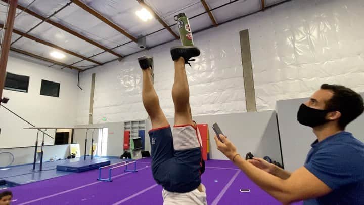 ジェイコブ・ダルトンのインスタグラム：「Picked up a few new tricks in quarantine. Picking two winners who can balance a bottle on their foot in a handstand the longest to win one (1) pair of NoBullProject trainers on me. Let’s have some fun. Bonus points for creativity!  Rules:  Follow me ( @jake_dalton ) and @nobullproject  Post your video and use #IAMNOBULL Picking winners on 8/28!!  #NoBullProject Thanks for the help guys @jhorton11 @danelljleyva」