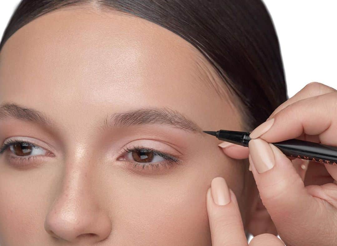 Anastasia Beverly Hillsさんのインスタグラム写真 - (Anastasia Beverly HillsInstagram)「Creating your ideal brow shape using #BrowPen  @anastasiasoare shaped models brows using Brow Pen - Soft Brown   Anastasia’s suggestion for using Brow Pen   1. Start at the tail end of the brow, moving your application forward towards the front. This helps with the initial heavier brush strokes, by designating them at the ends of the brow while you adjust your pressure and work your way up to the front. 2. Apply Brow Pen in the direction of hair growth.  Anastasia is mimicking the models natural hair growth at the tail end by applying strokes with Brow Pen downward, then brushing the hair up to seeing the natural blend and filling in for a stainless finish. 3. For the bottom of your brows pay close attention to the horizontal growth pattern and apply fine strokes along the base to create base volume 4. Alternatively, at the front of the brow, hair grows up. Adjust your application method according to hair growth and texture. 5. Last but not least apply some  Clear Brow Gel to keep the shape all day    #anastasiabrows」8月22日 7時20分 - anastasiabeverlyhills