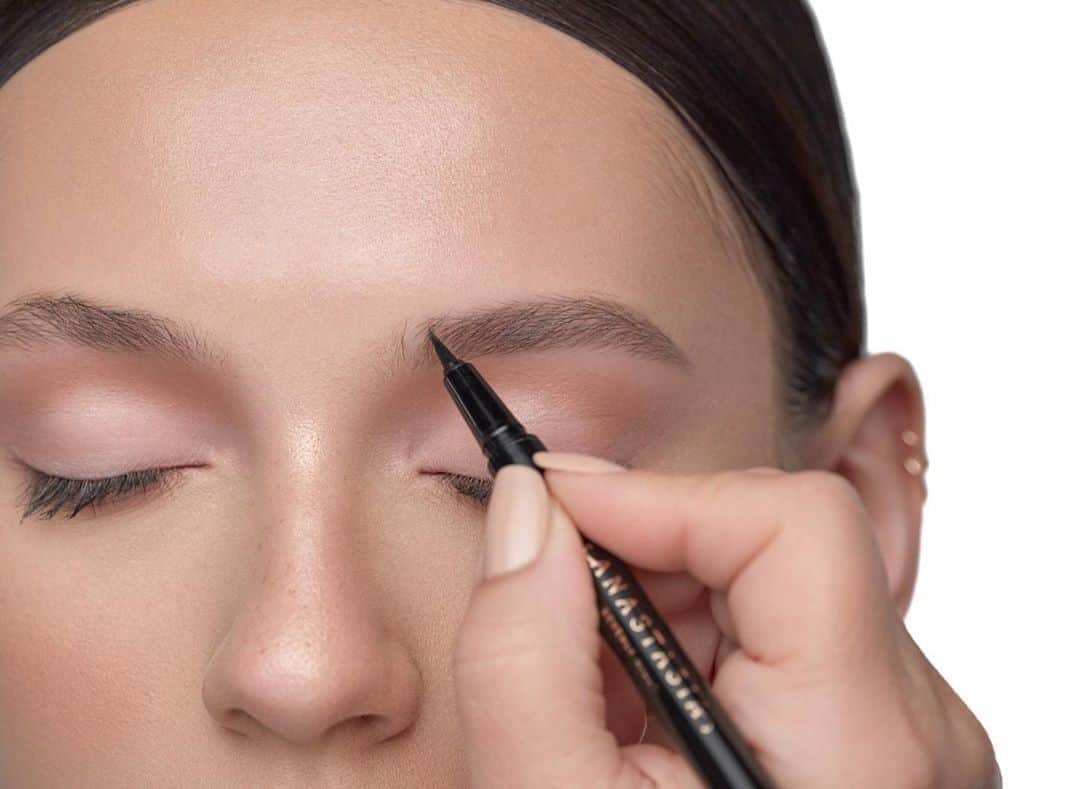 Anastasia Beverly Hillsさんのインスタグラム写真 - (Anastasia Beverly HillsInstagram)「Creating your ideal brow shape using #BrowPen  @anastasiasoare shaped models brows using Brow Pen - Soft Brown   Anastasia’s suggestion for using Brow Pen   1. Start at the tail end of the brow, moving your application forward towards the front. This helps with the initial heavier brush strokes, by designating them at the ends of the brow while you adjust your pressure and work your way up to the front. 2. Apply Brow Pen in the direction of hair growth.  Anastasia is mimicking the models natural hair growth at the tail end by applying strokes with Brow Pen downward, then brushing the hair up to seeing the natural blend and filling in for a stainless finish. 3. For the bottom of your brows pay close attention to the horizontal growth pattern and apply fine strokes along the base to create base volume 4. Alternatively, at the front of the brow, hair grows up. Adjust your application method according to hair growth and texture. 5. Last but not least apply some  Clear Brow Gel to keep the shape all day    #anastasiabrows」8月22日 7時20分 - anastasiabeverlyhills