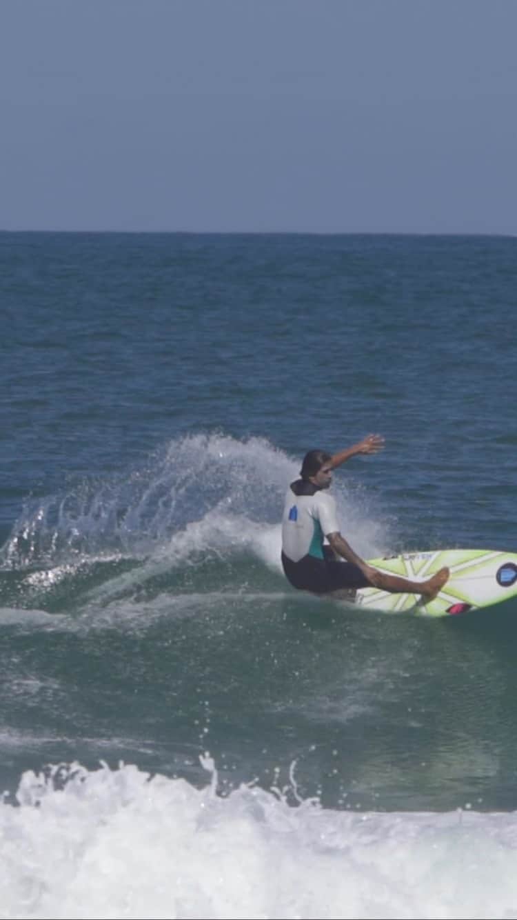 ミグエル・プッポのインスタグラム：「HT2 nos pés e o @henriquepinguim registrando tudo dentro e fora d’água✌️👊 @sharpeyesurfboards_br @construtoranossolar @surfview_brasil @silver」