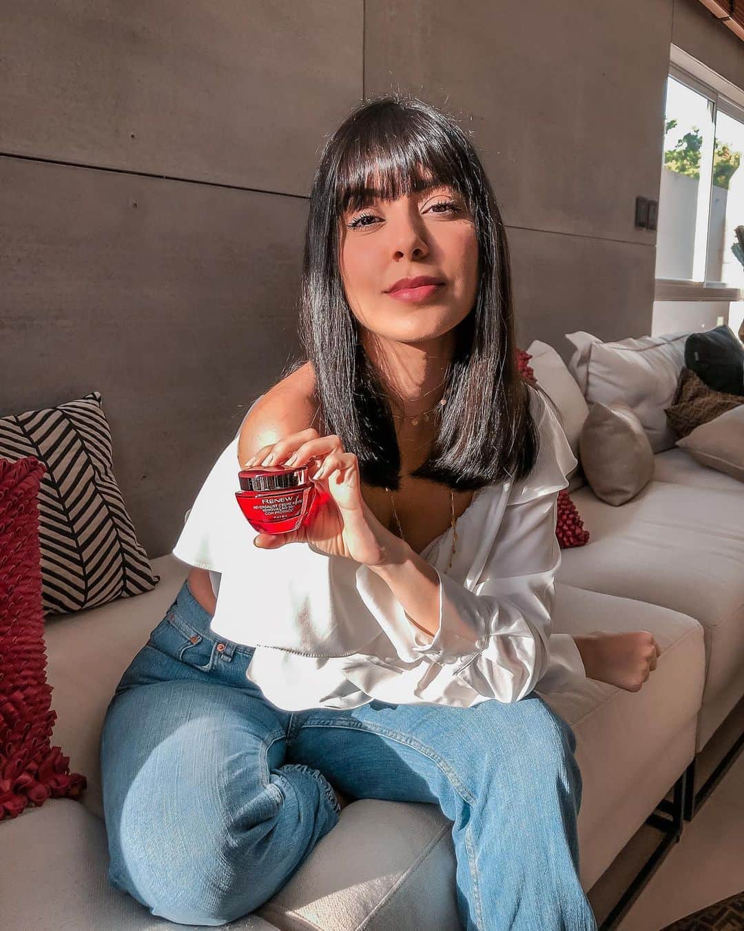 Gabriela Salesのインスタグラム：「Lacrinhas!!! Vocês ouvem a pele de vocês? A nossa pele sempre dá um sinal, seja de que precise de mais hidratação, de mais cuidados, mais descanso. Eu procuro sempre escutar a minha. Em janeiro estive em NY a convite de @Avonbrasil para conhecer os lançamentos, dentre eles a nova tecnologia exclusiva da marca, o Protinol, que é uma molécula capaz de estimular os dois tipos de colágeno, o tipo 1 e 3, esse último é aquele que temos em maior concentração quando somos bebês! A novidade agora é que, além das ampolas, Avon também incorporou essa tecnologia do Protinol aos cremes de cuidados diários da linha Renew de todas as idades! Demais, né? Comecei a testar recentemente a linha Renew Reversalist, o especial para a minha idade, que é o 30+. Alguém também já testou? *publi #Renew #AvonBrasil #EscuteSuaPele」