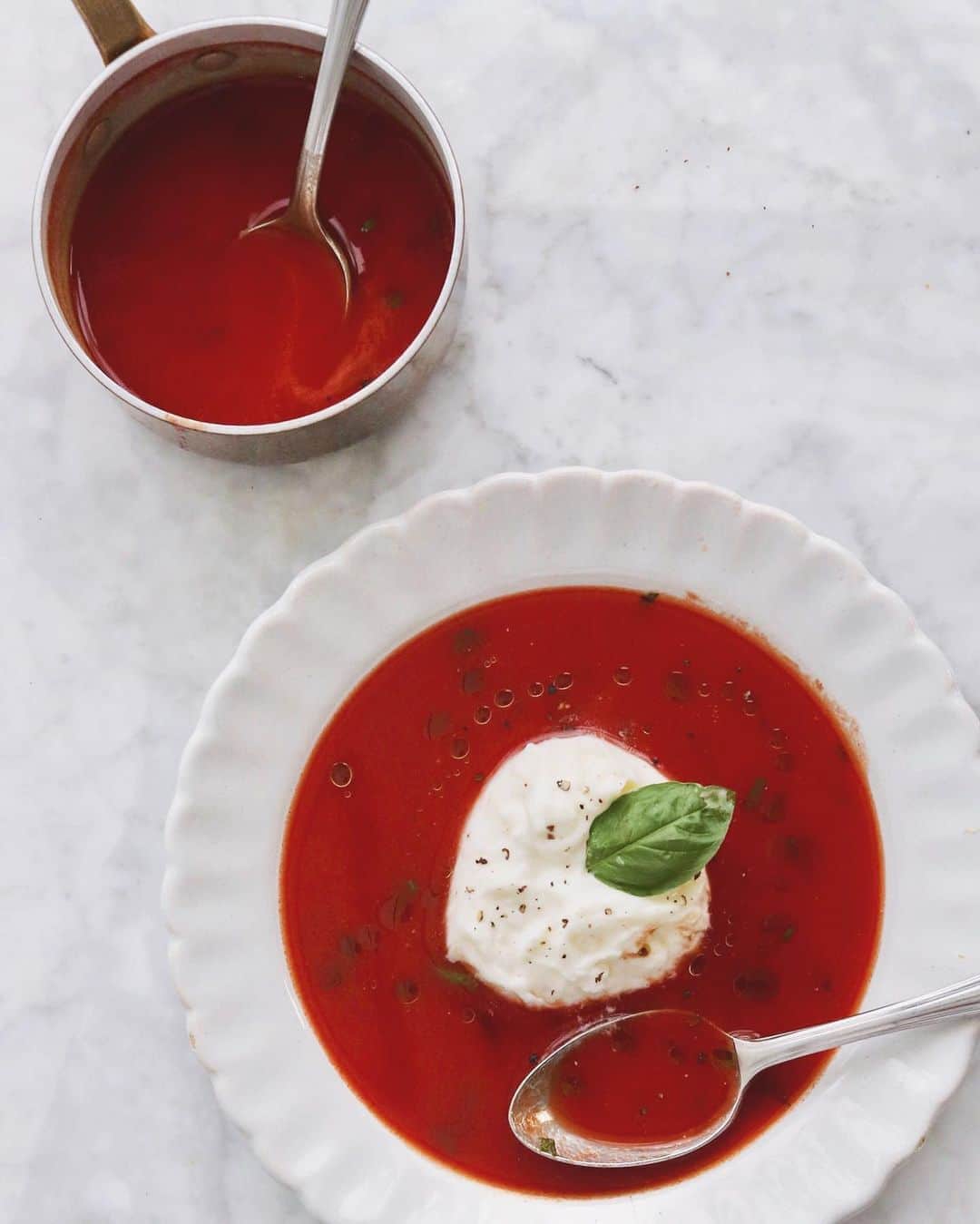 樋口正樹さんのインスタグラム写真 - (樋口正樹Instagram)「Tomato Soup with burrata . 朝食は温かいスープで、 トマトジュースを温め、 岩塩、オリーブオイル、 バジルで味を整えたら、 ブッラータをちゃぽん、 ５分でおいしいの完成。 真夏は冷製もよいけど 熱々のもおすすめです。 . 🐄👉 @the_foods.jp . . #ブッラータは飲み物 #朝スープ #トマトジュース #トマトスープ #ブッラータ #ブラータ #ブラータチーズ #ブッラータチーズ #ディステファノ社 #ステファノ社 #tomatosoup #soupgram #soup #burrata #burratagram #burratacheese #distefanocheese #TomatoSoupwithburrata」8月22日 7時44分 - higuccini